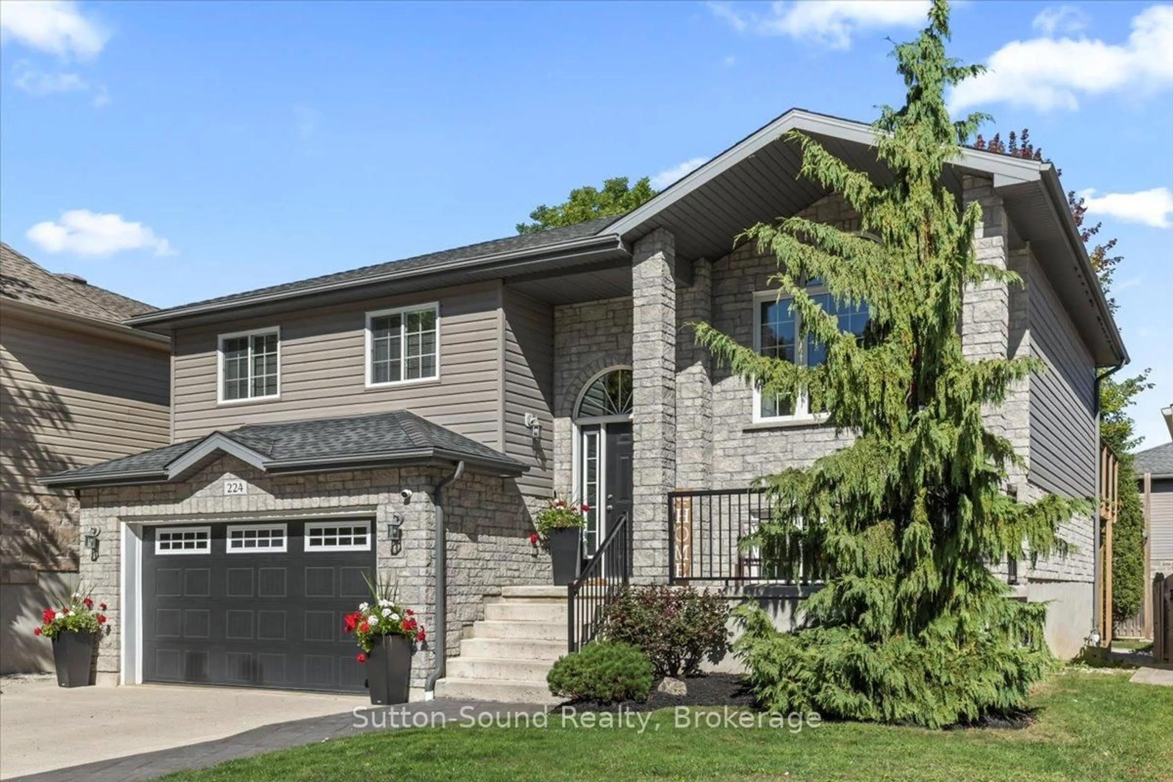 Home with vinyl exterior material, street for 224 2ND St, Owen Sound Ontario N4K 0A6