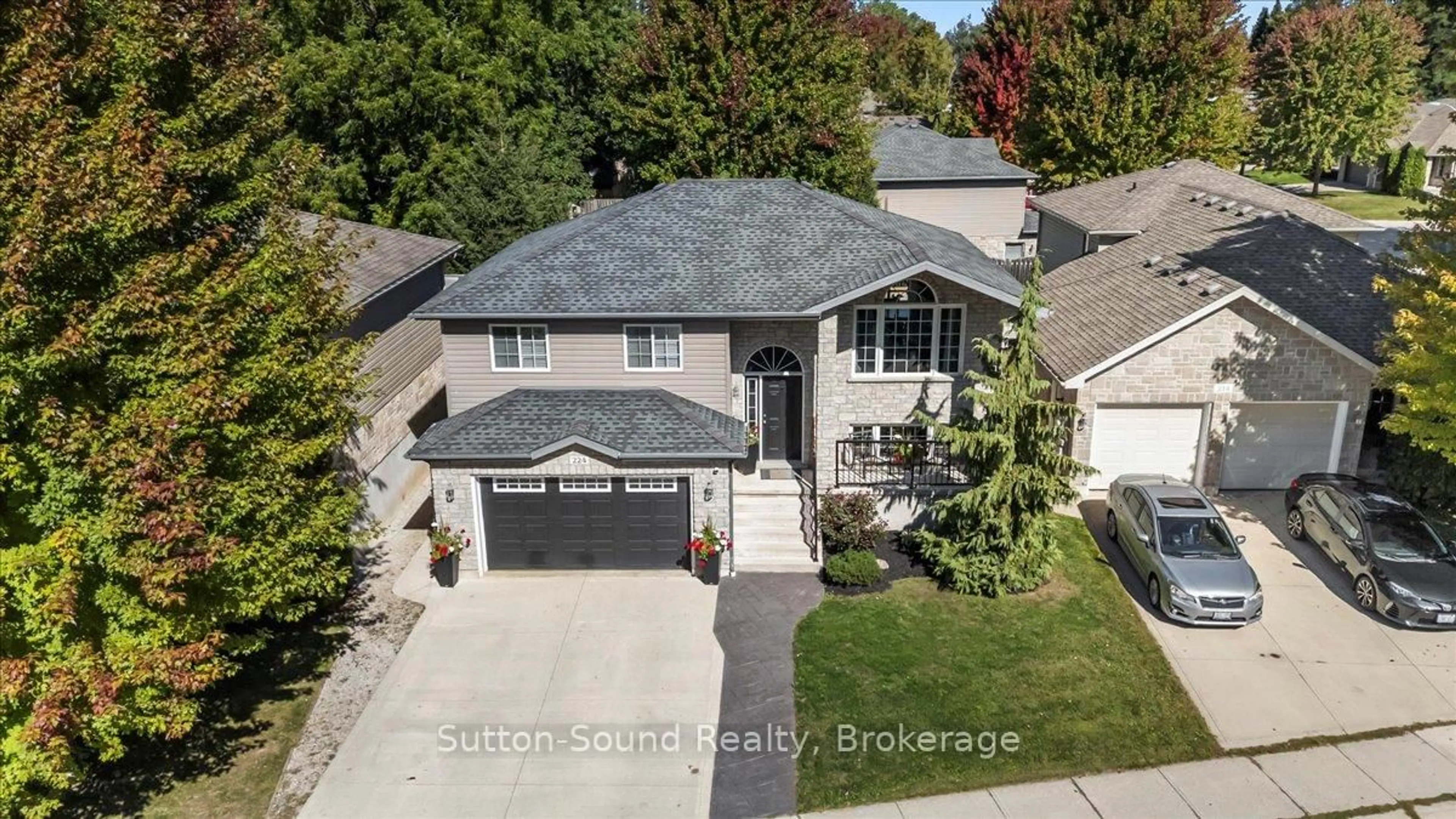 A pic from outside/outdoor area/front of a property/back of a property/a pic from drone, street for 224 2ND St, Owen Sound Ontario N4K 0A6