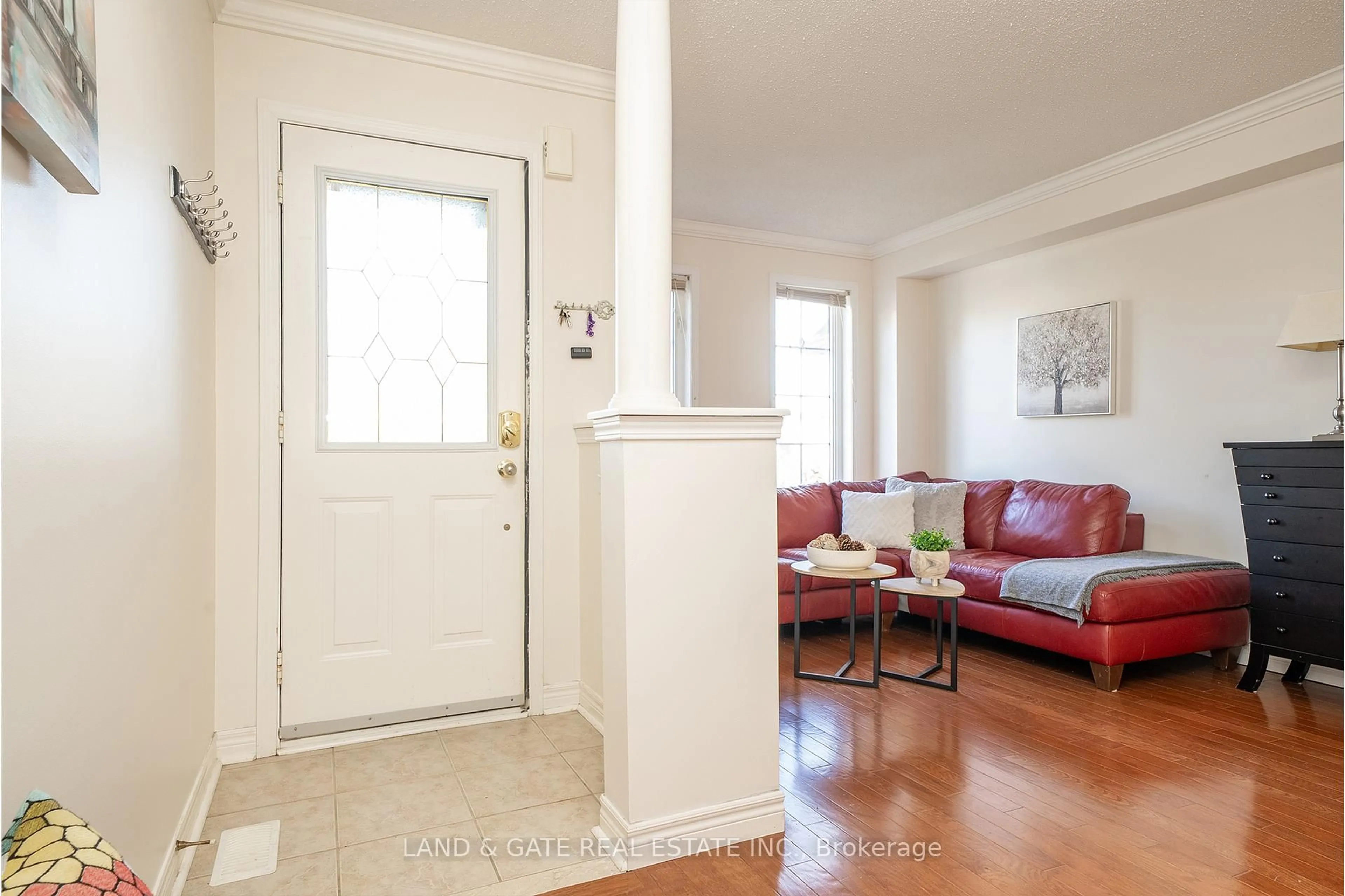 Indoor entryway for 1389 Hancox Crt, Peterborough Ontario K9K 2M1