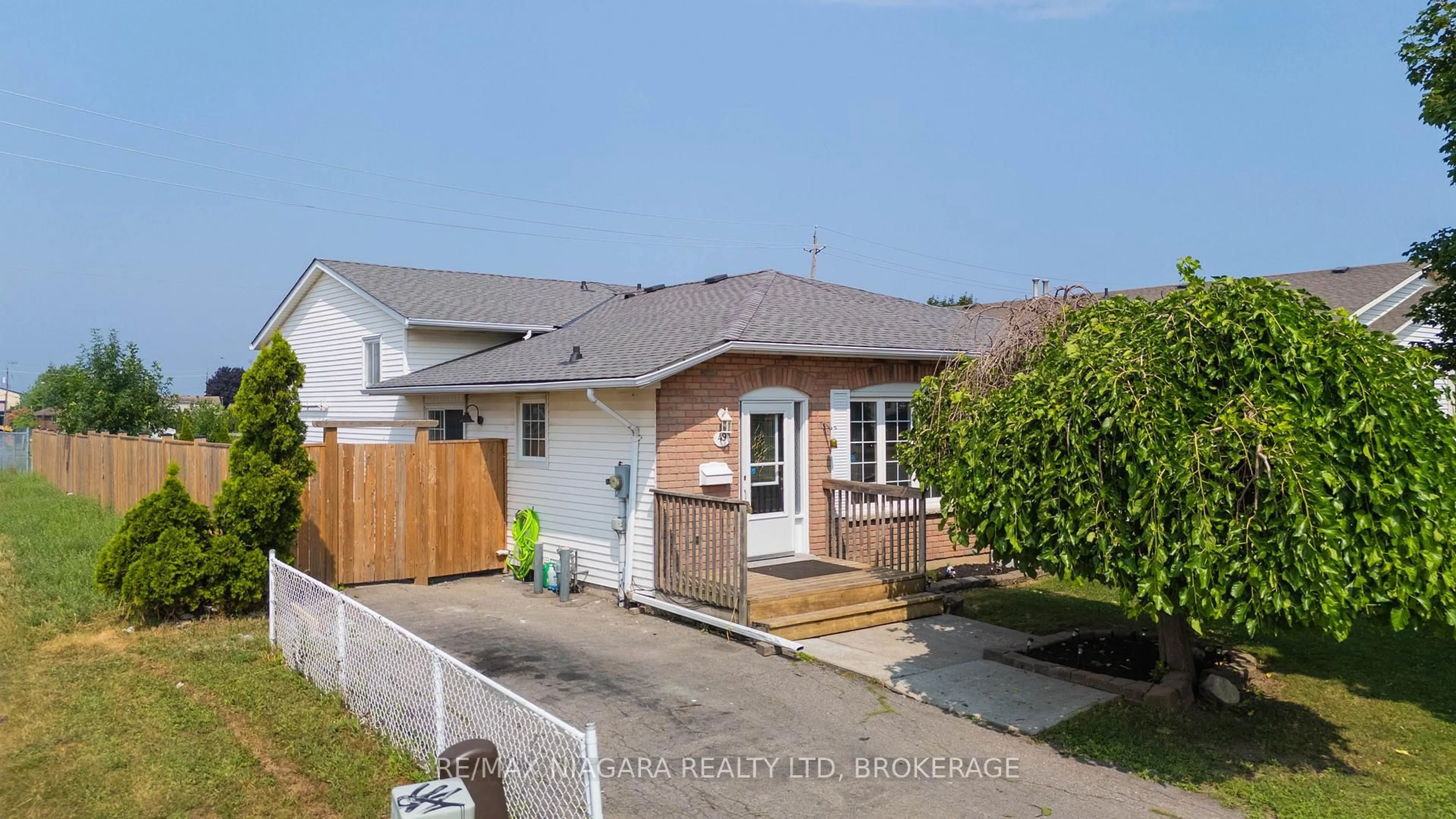 A pic from outside/outdoor area/front of a property/back of a property/a pic from drone, street for 49 Autumn Pl, St. Catharines Ontario L2P 2W6
