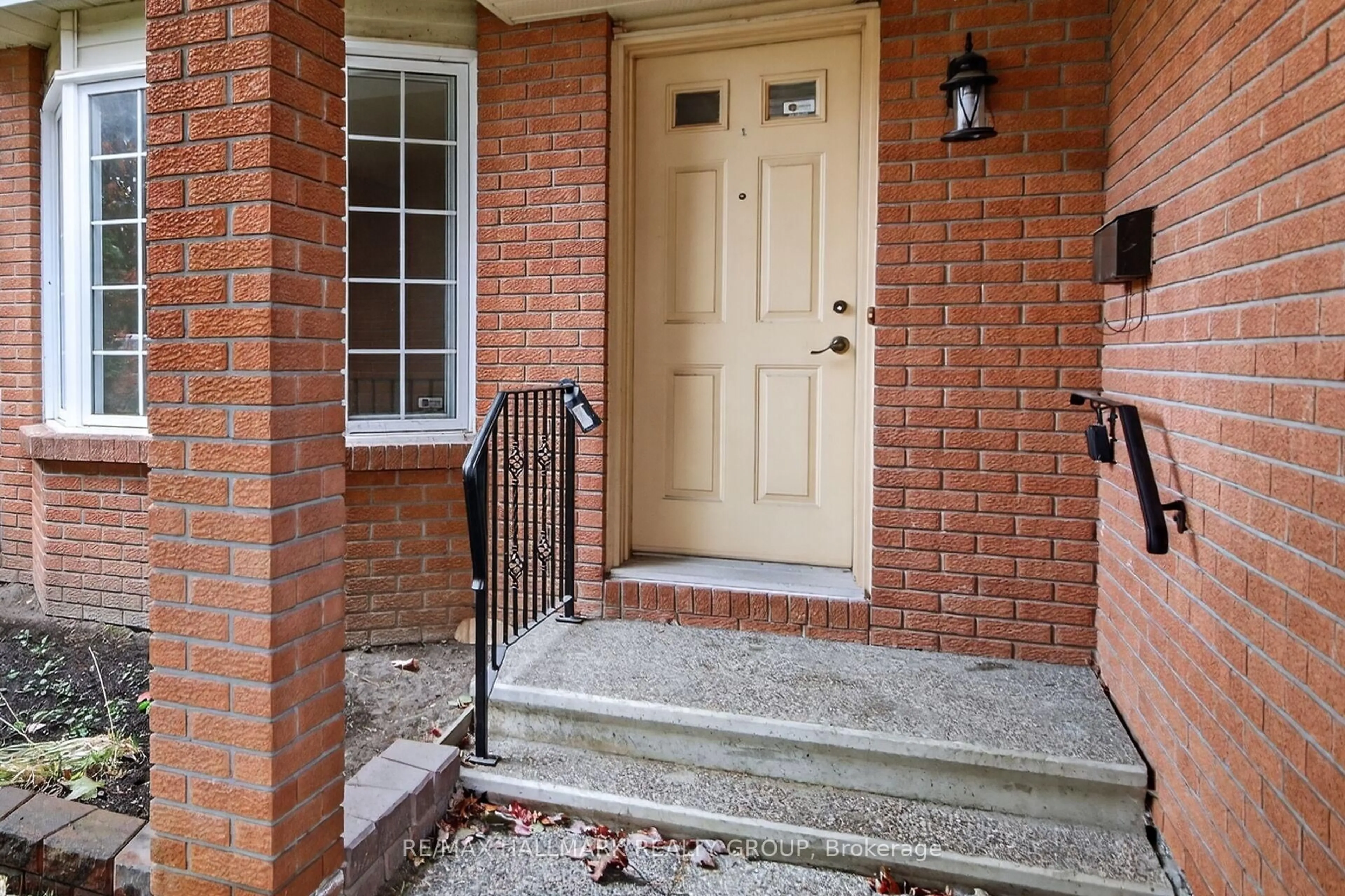 Indoor entryway for 32 Pheasant Run Dr, Nepean Ontario K2J 2R2
