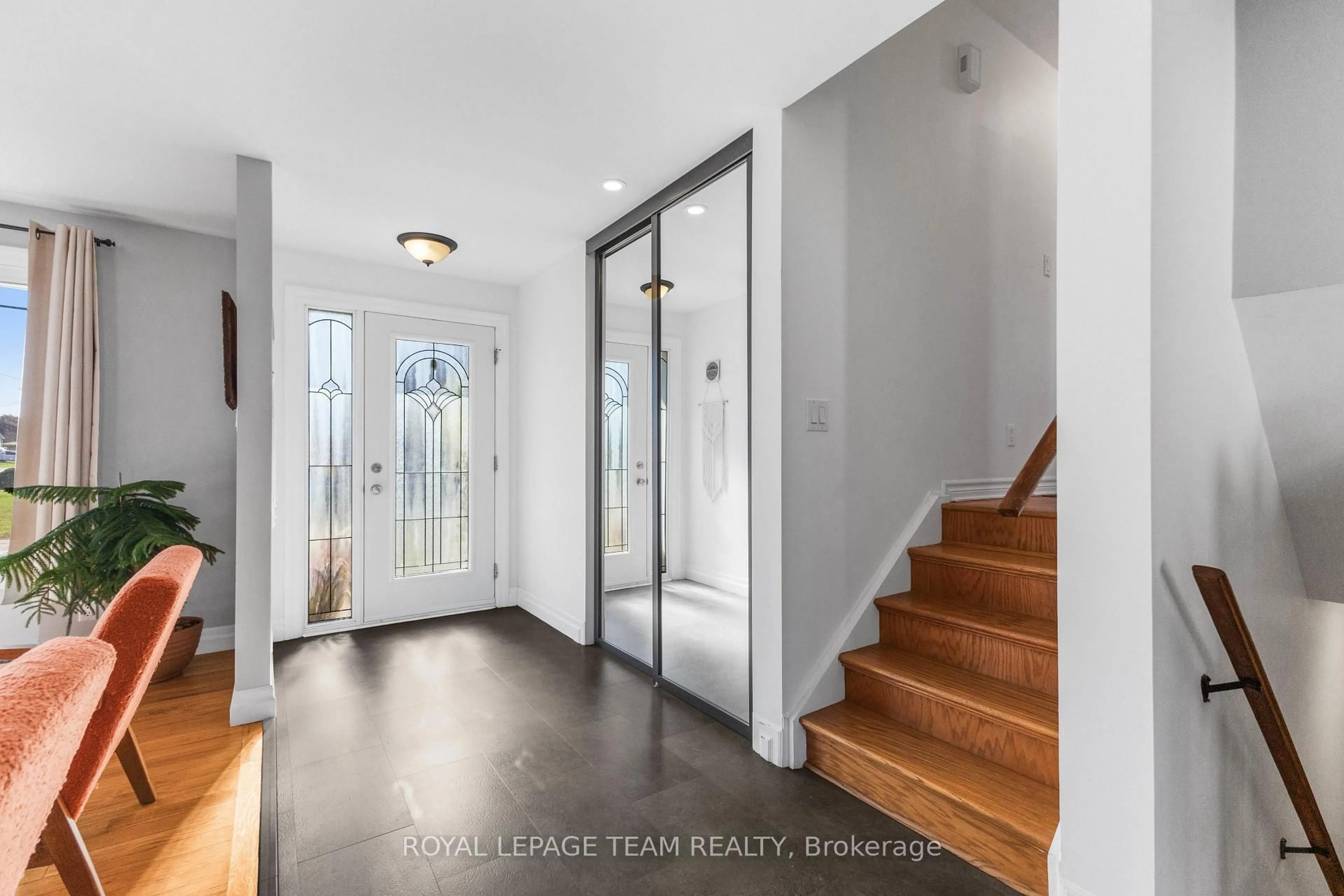 Indoor entryway for 1965 Patricia St, Clarence-Rockland Ontario K4K 1B2