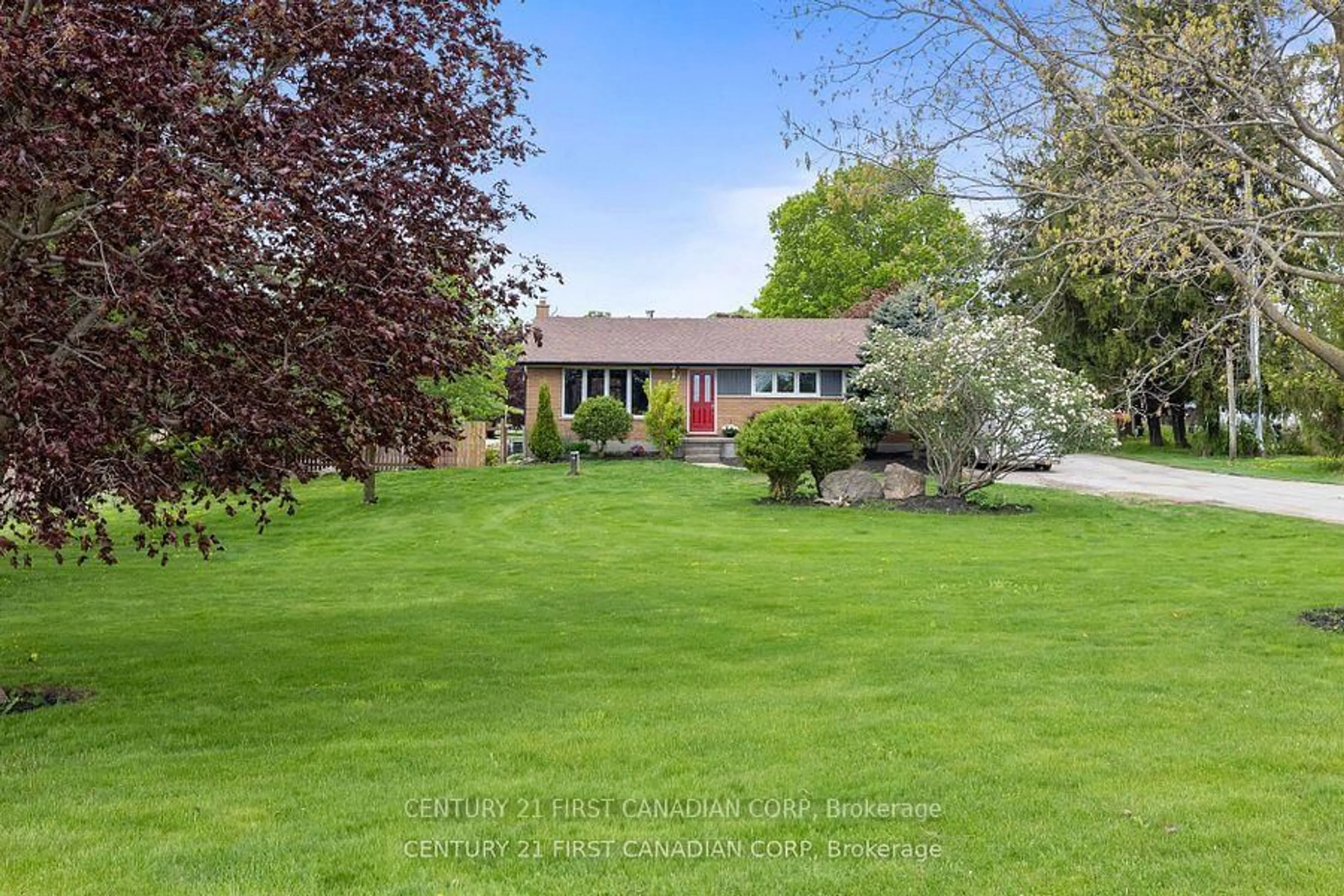 A pic from outside/outdoor area/front of a property/back of a property/a pic from drone, street for 5270 Trafalgar St, Thames Centre Ontario N0L 1G4