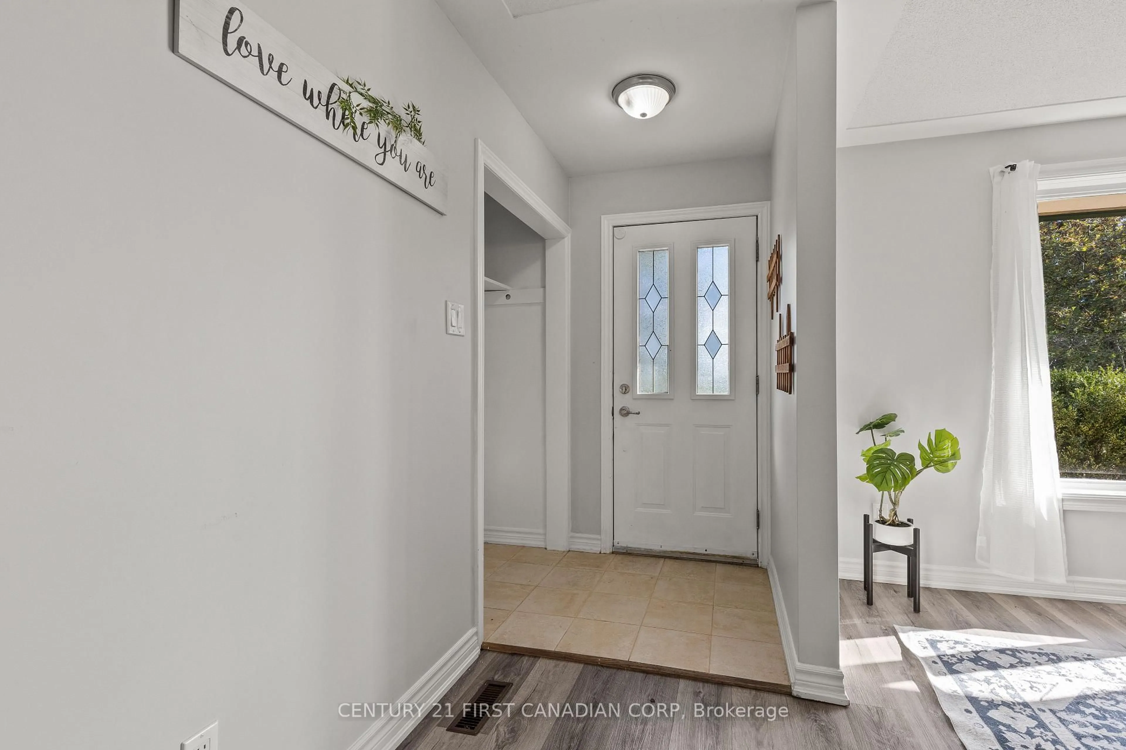 Indoor entryway for 5270 Trafalgar St, Thames Centre Ontario N0L 1G4