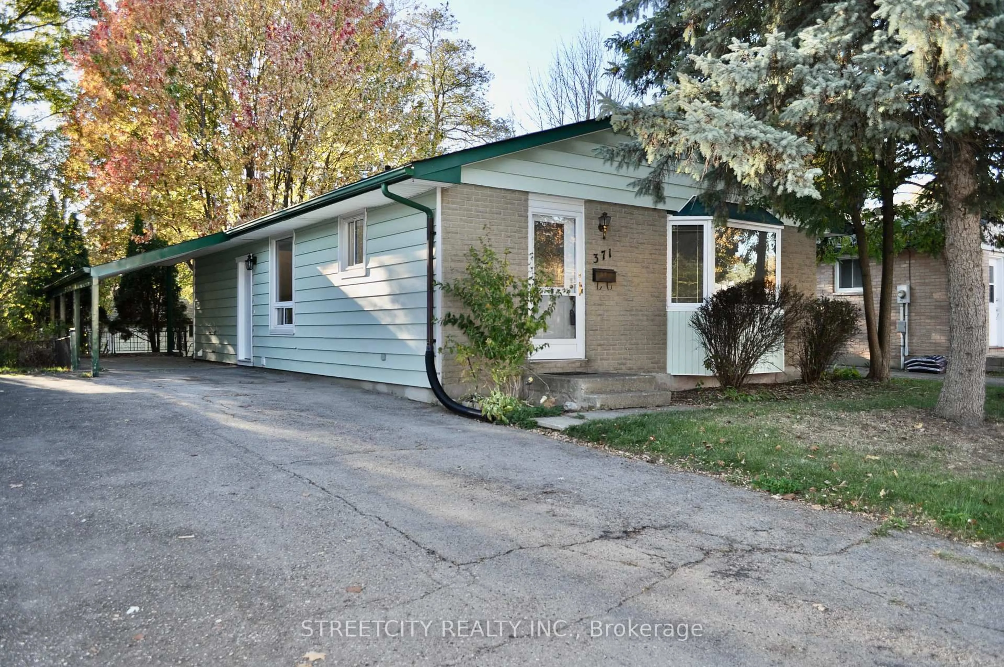 Home with vinyl exterior material, street for 371 Speight Blvd, London East Ontario N5V 3J8