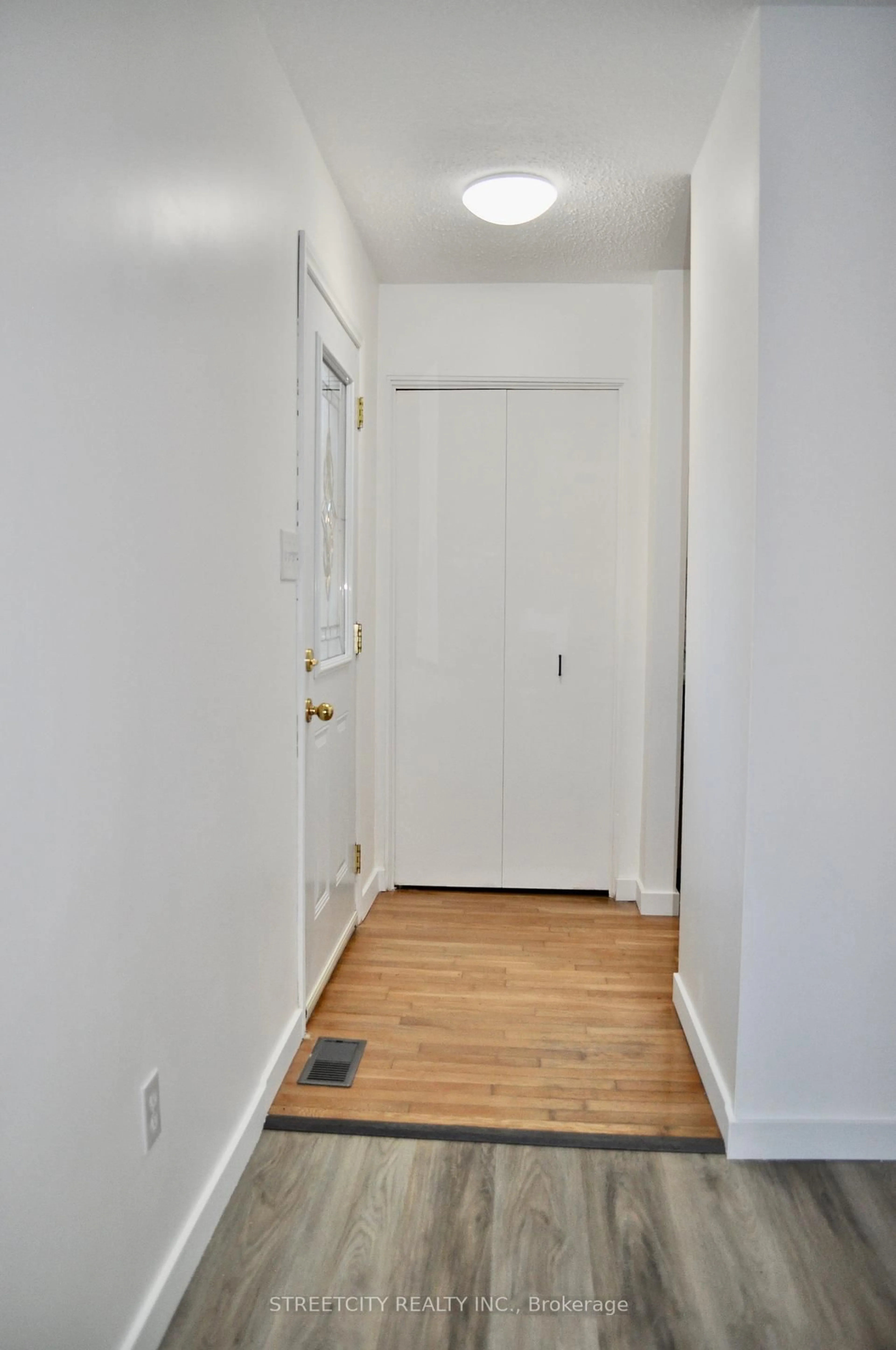 Indoor entryway for 371 Speight Blvd, London East Ontario N5V 3J8
