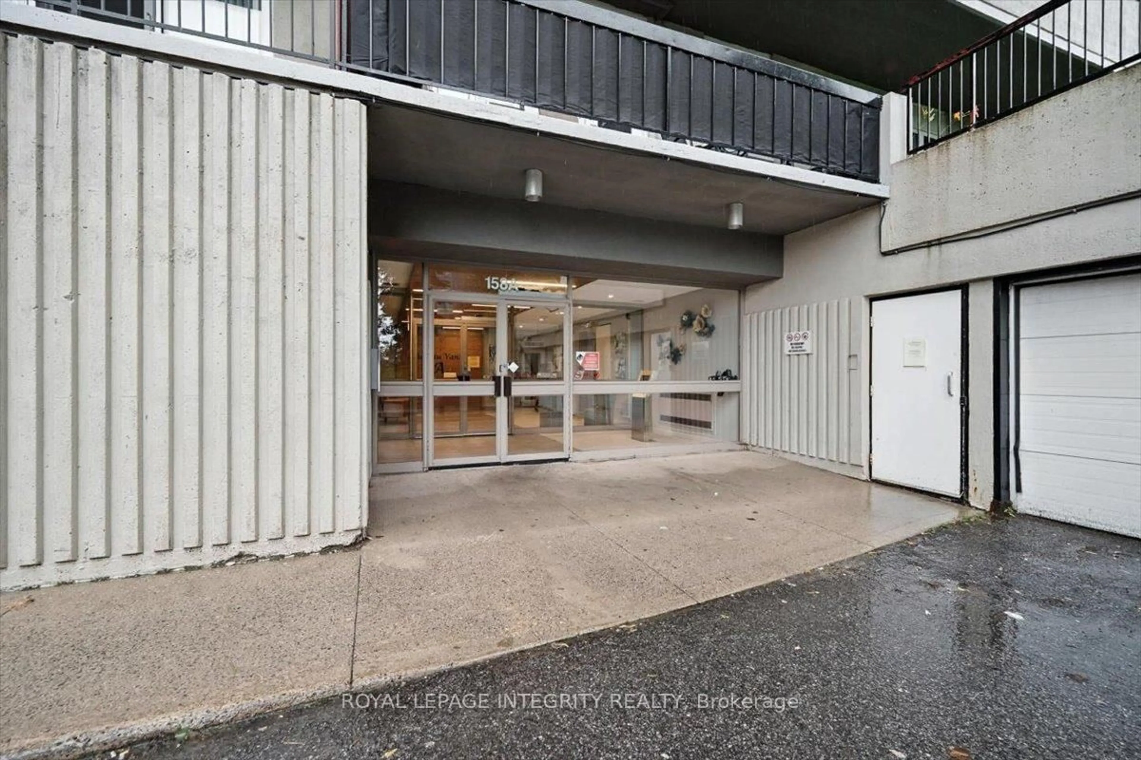 Indoor foyer for 158A McArthur Ave #109, Ottawa Ontario K1L 7E7