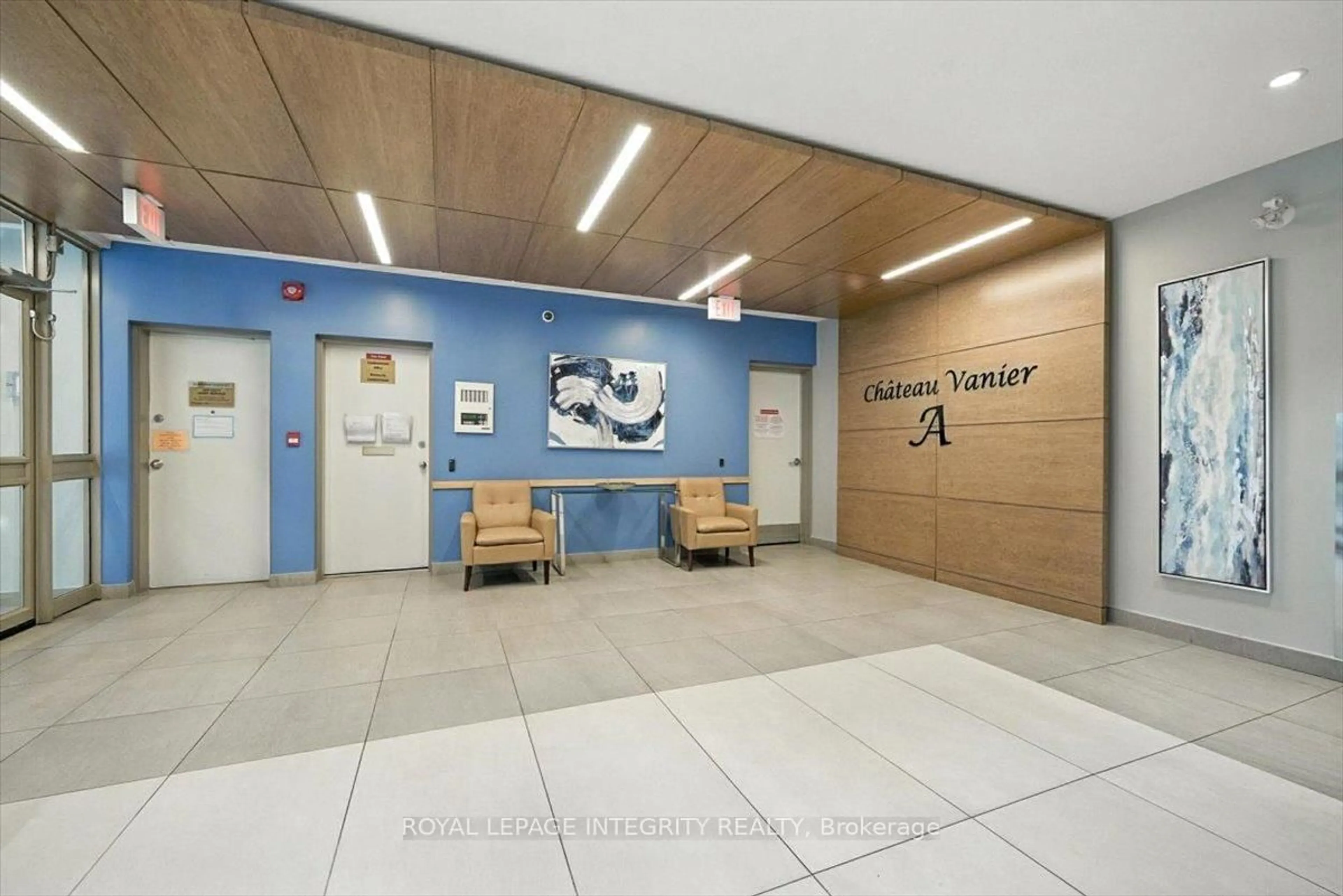 Indoor foyer for 158A McArthur Ave #109, Ottawa Ontario K1L 7E7