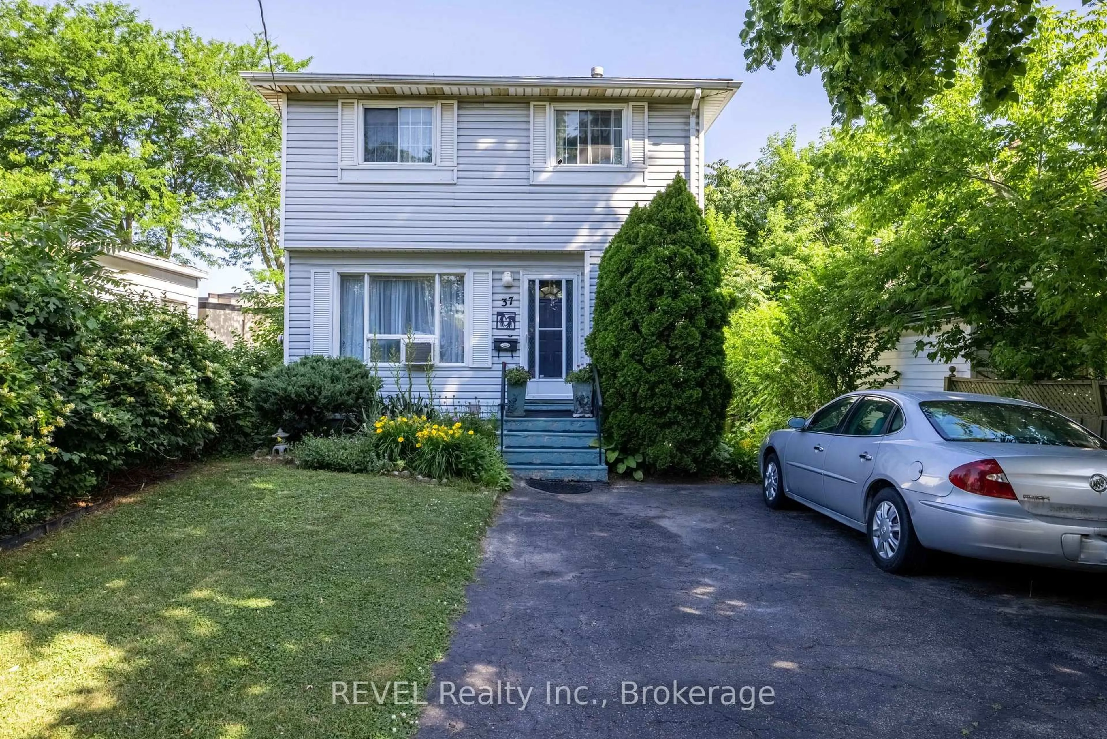 A pic from outside/outdoor area/front of a property/back of a property/a pic from drone, street for 37 Manchester Ave, St. Catharines Ontario L2R 1N9