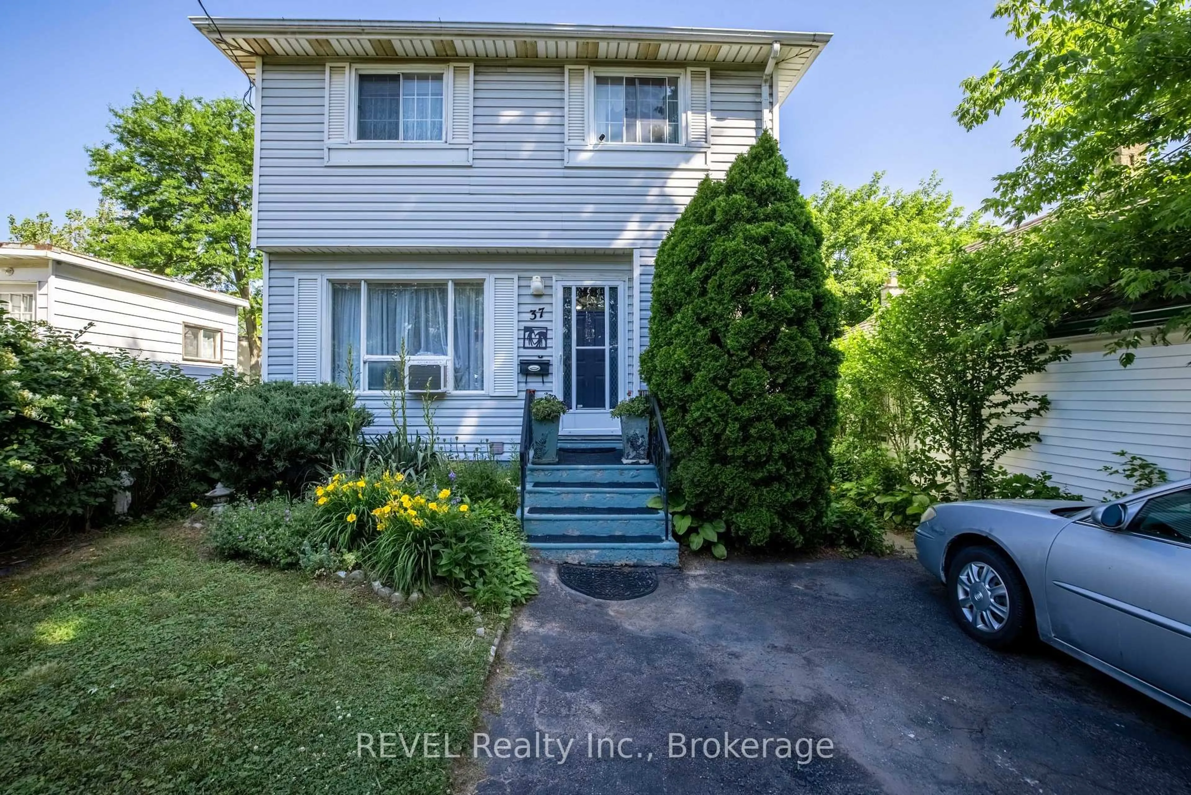 A pic from outside/outdoor area/front of a property/back of a property/a pic from drone, street for 37 Manchester Ave, St. Catharines Ontario L2R 1N9