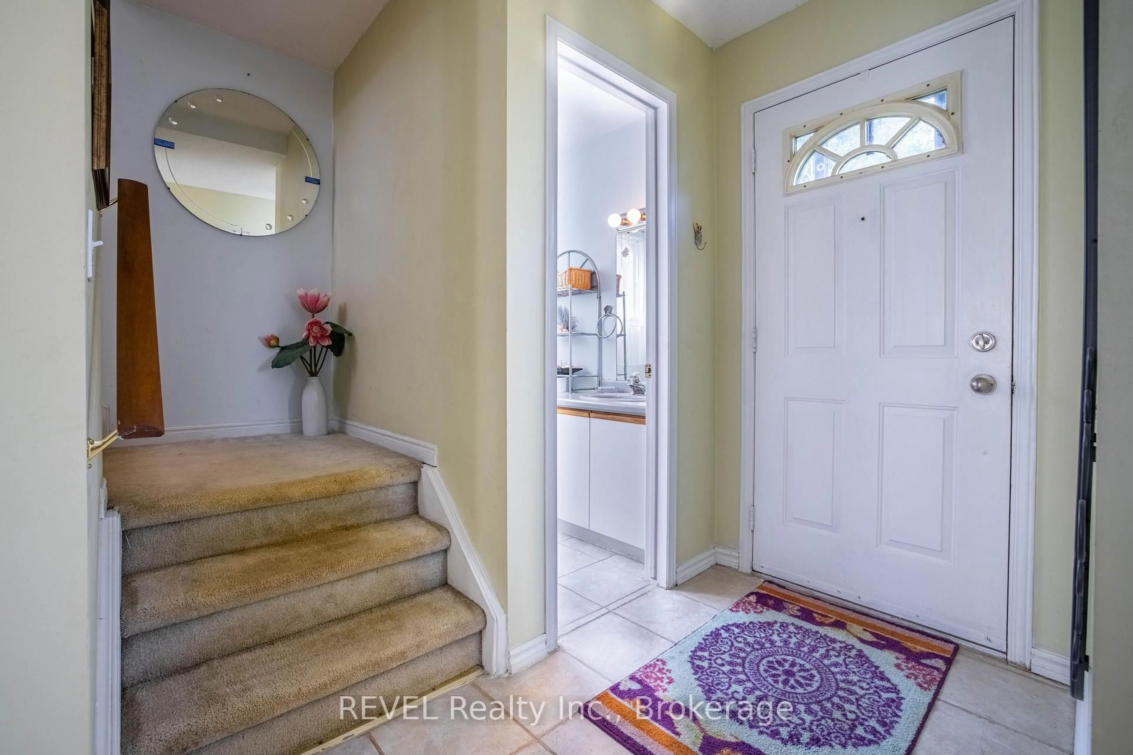 Indoor entryway for 37 Manchester Ave, St. Catharines Ontario L2R 1N9