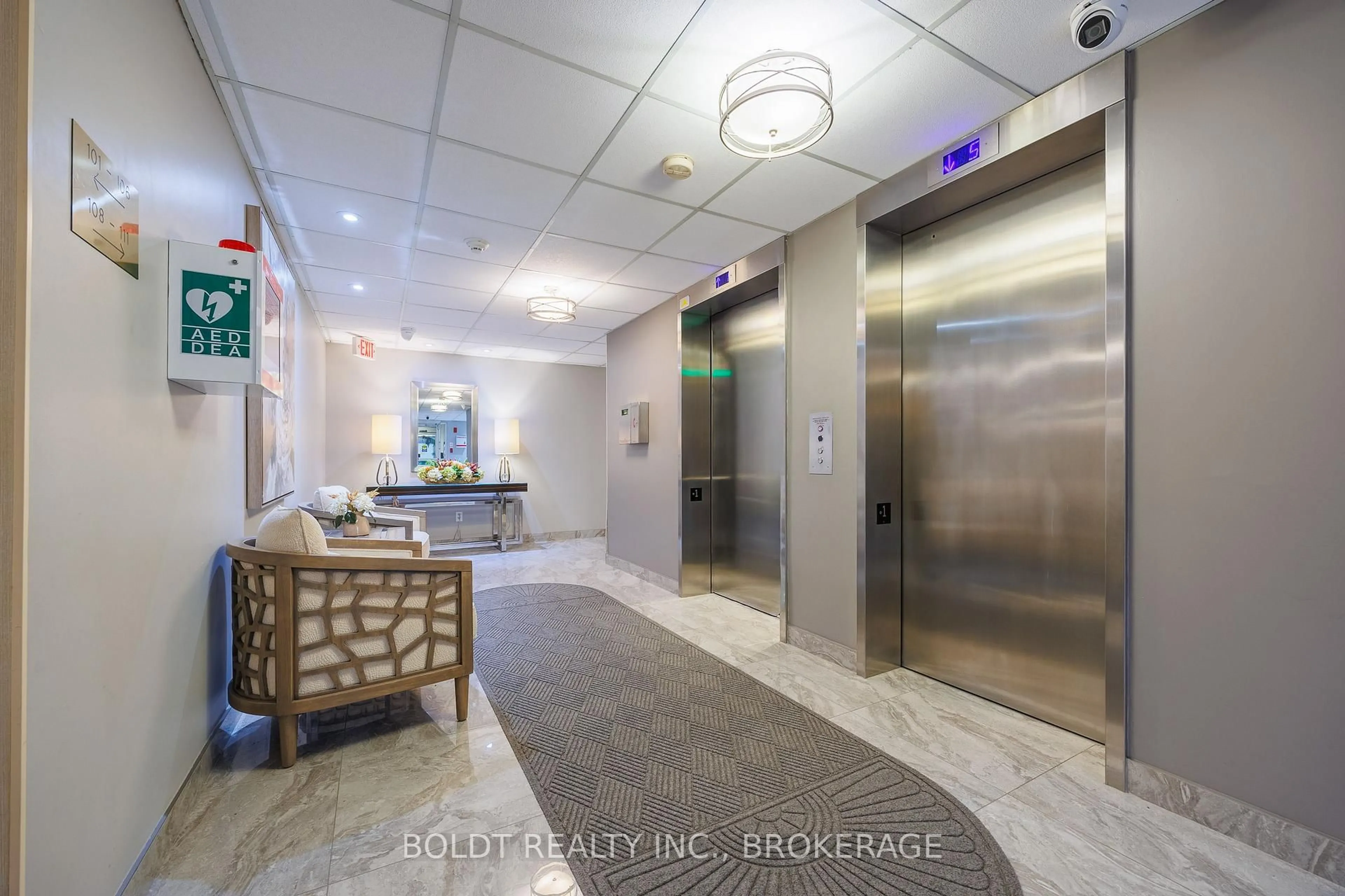 Indoor foyer for 81 Scott St #809, St. Catharines Ontario L2N 7L5