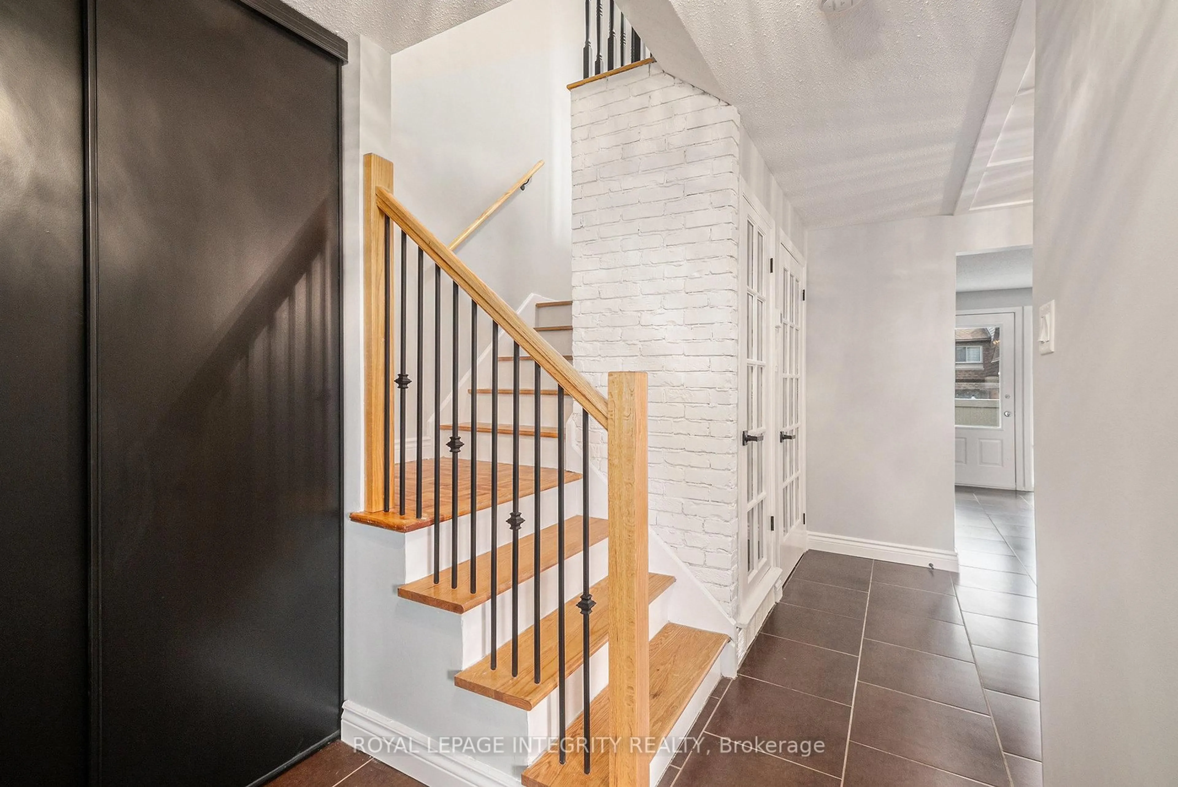 Indoor entryway for 913J Elmsmere Rd, Ottawa Ontario K1J 8G4