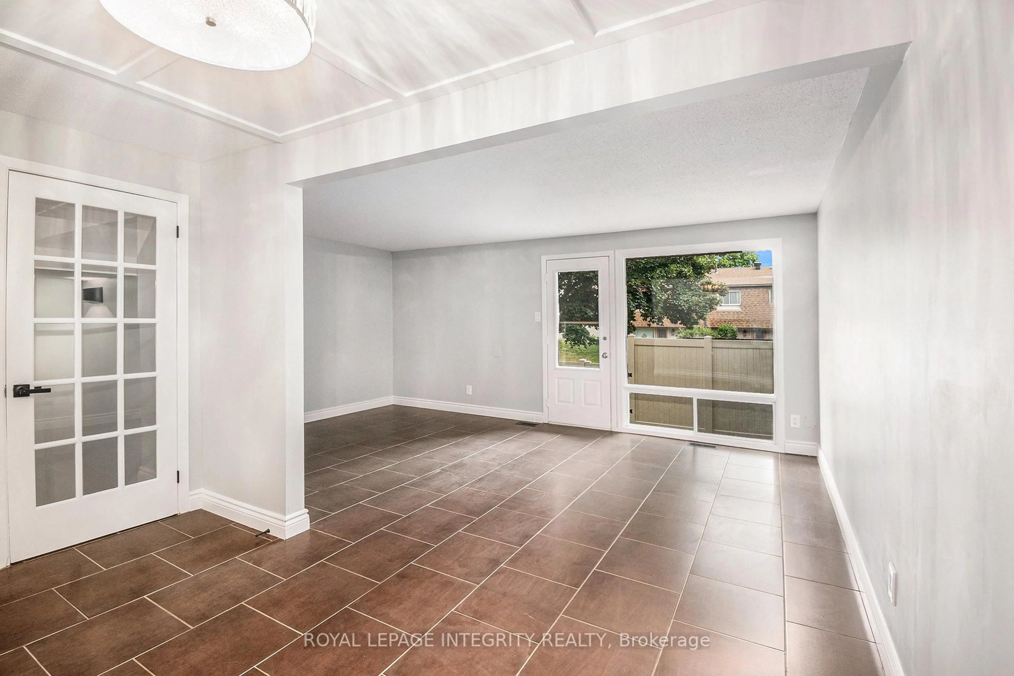 Unknown for 913J Elmsmere Rd, Ottawa Ontario K1J 8G4