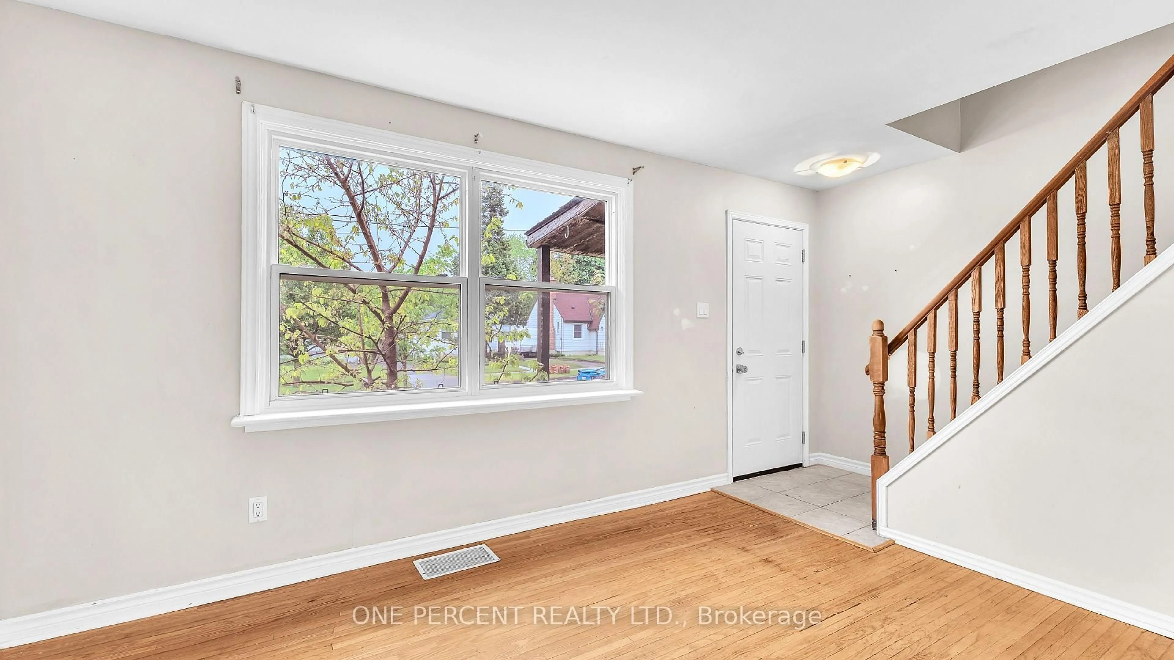 Indoor entryway for 1185 ALBANY St, London East Ontario N5W 3L6