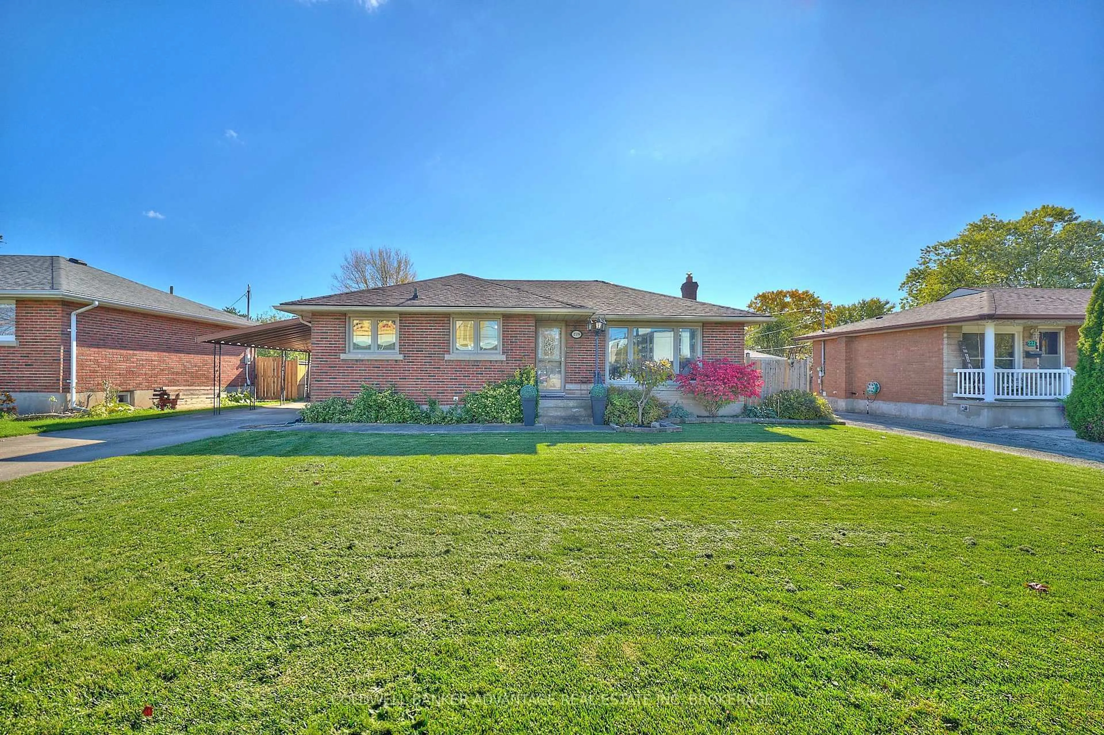 A pic from outside/outdoor area/front of a property/back of a property/a pic from drone, street for 219 Fitch St, Welland Ontario L3C 4W3