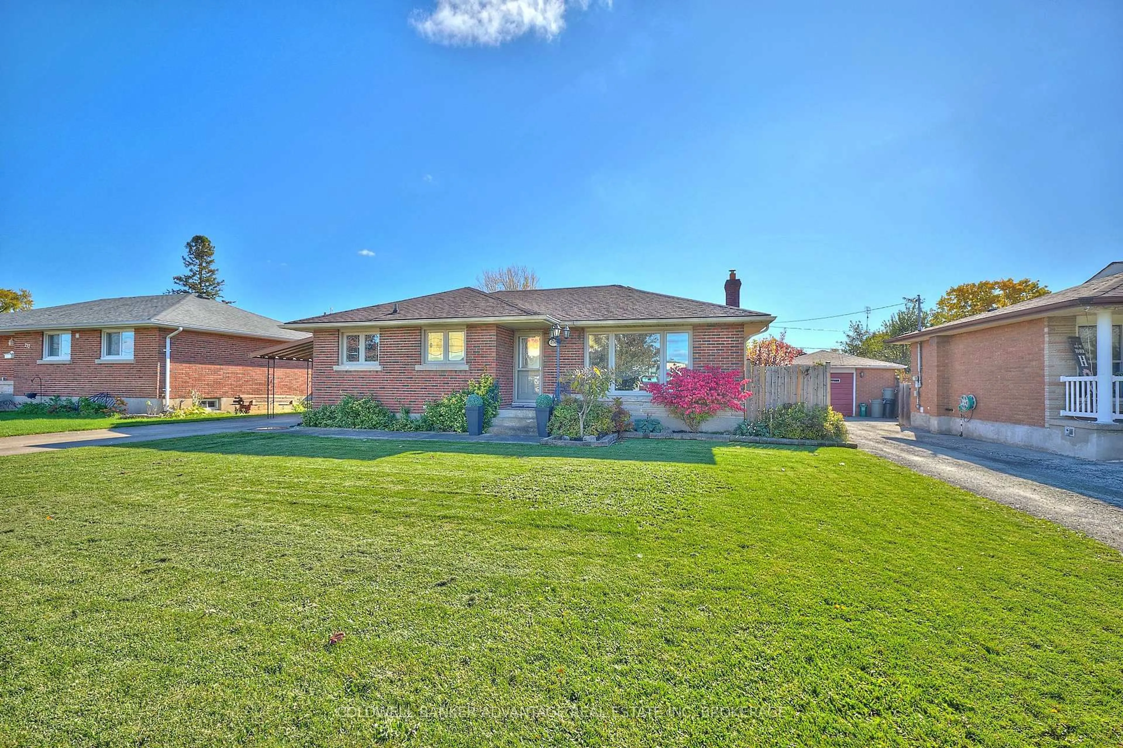 A pic from outside/outdoor area/front of a property/back of a property/a pic from drone, street for 219 Fitch St, Welland Ontario L3C 4W3