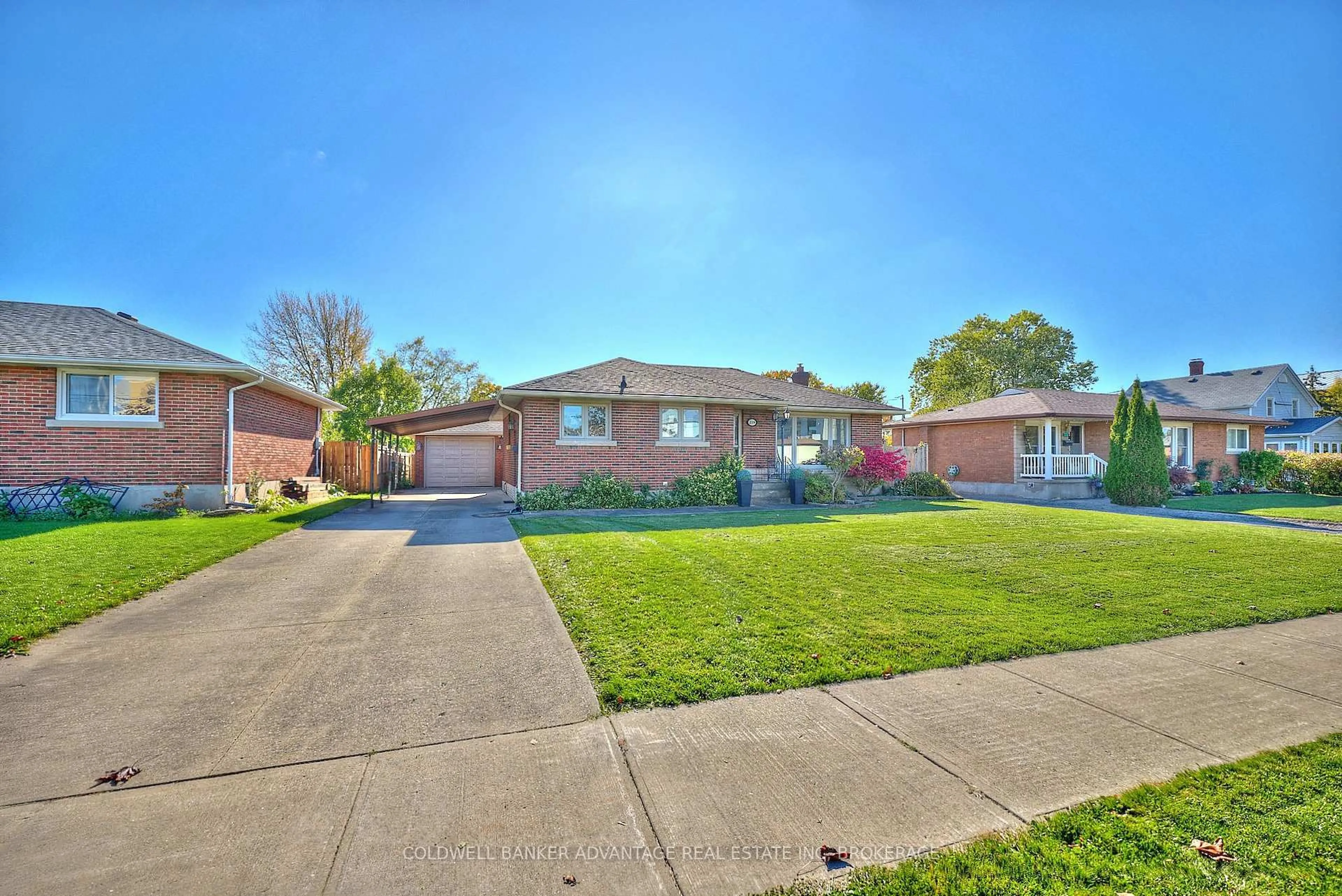 A pic from outside/outdoor area/front of a property/back of a property/a pic from drone, street for 219 Fitch St, Welland Ontario L3C 4W3