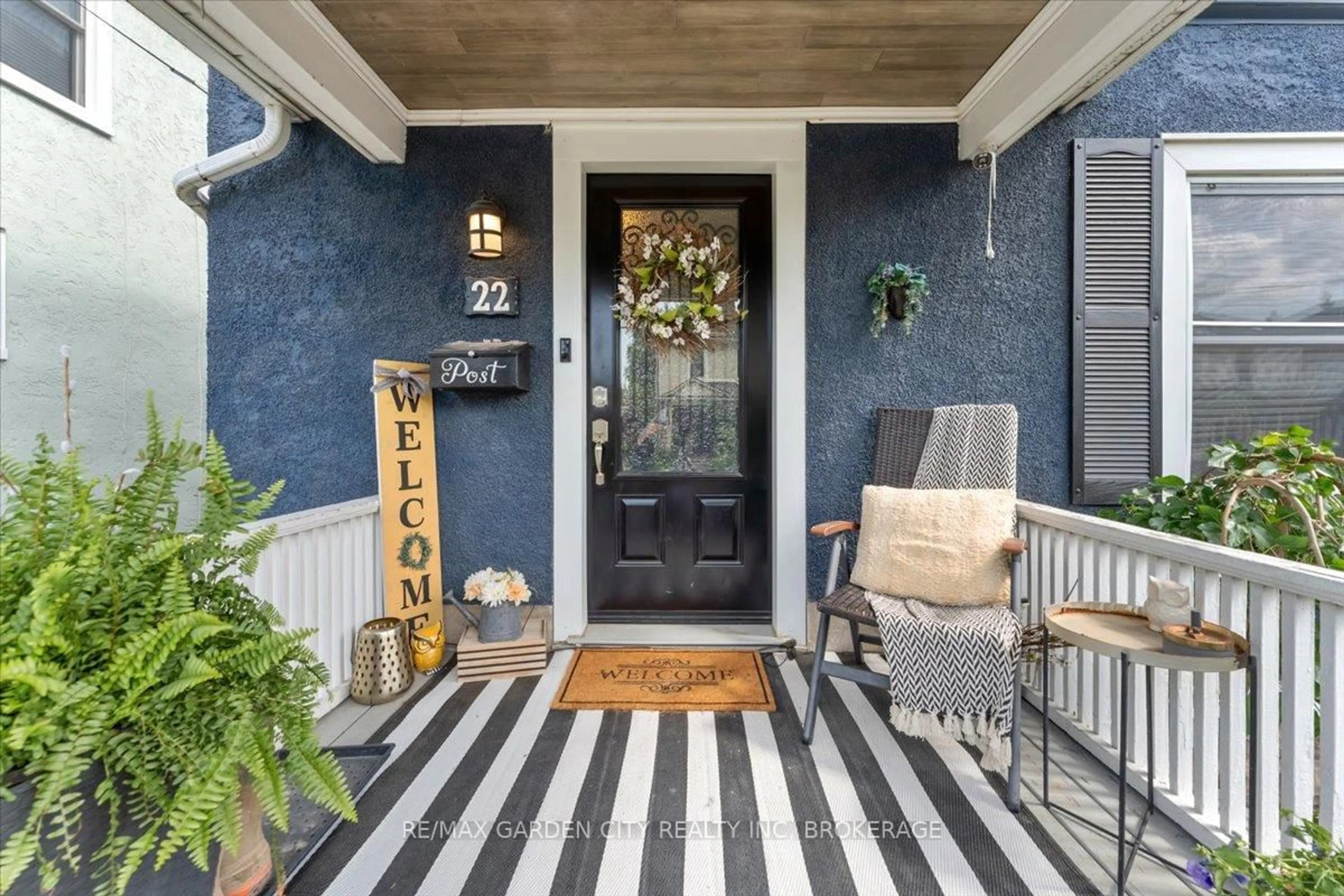 Indoor entryway for 22 Chaplin Ave, St. Catharines Ontario L2R 2E6