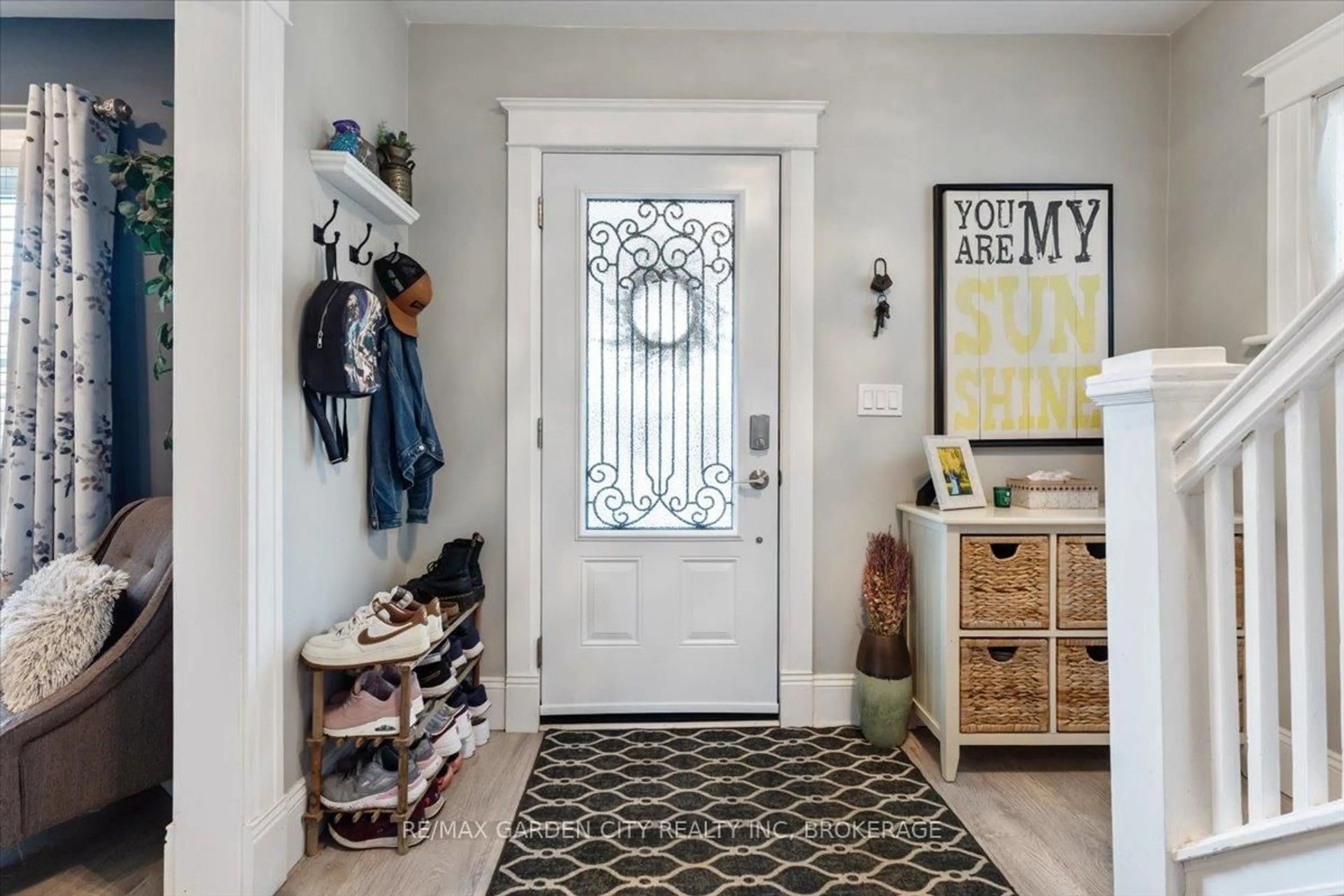 Indoor entryway for 22 Chaplin Ave, St. Catharines Ontario L2R 2E6