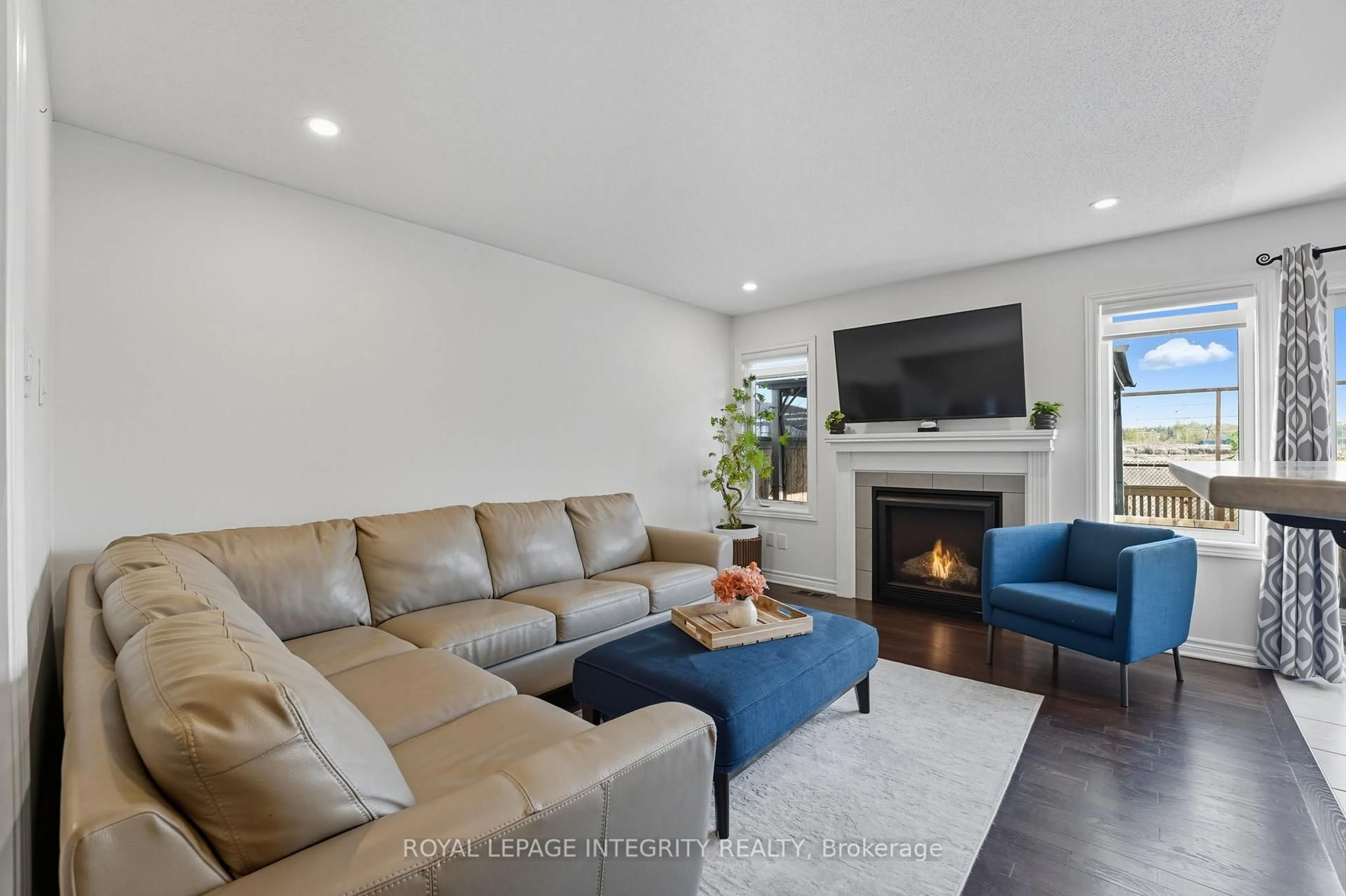 Living room with furniture, unknown for 347 Willow Aster Circ, Orleans Ontario K4A 1C6