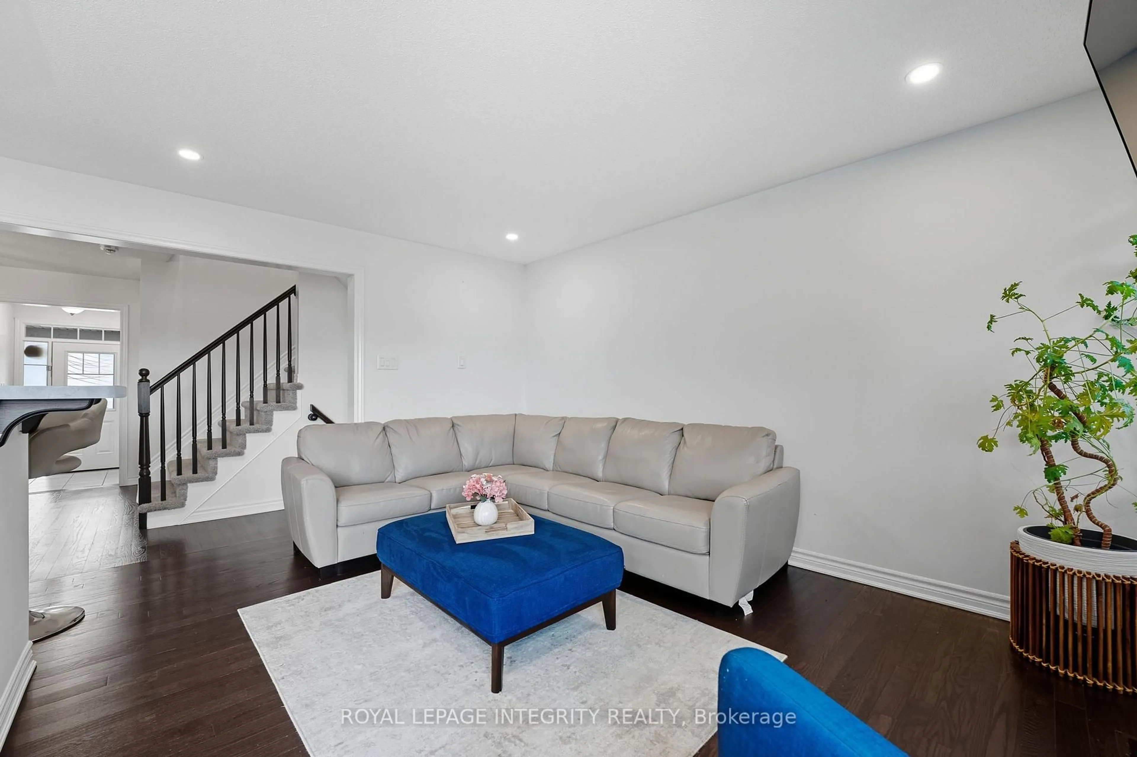 Living room with furniture, unknown for 347 Willow Aster Circ, Orleans Ontario K4A 1C6