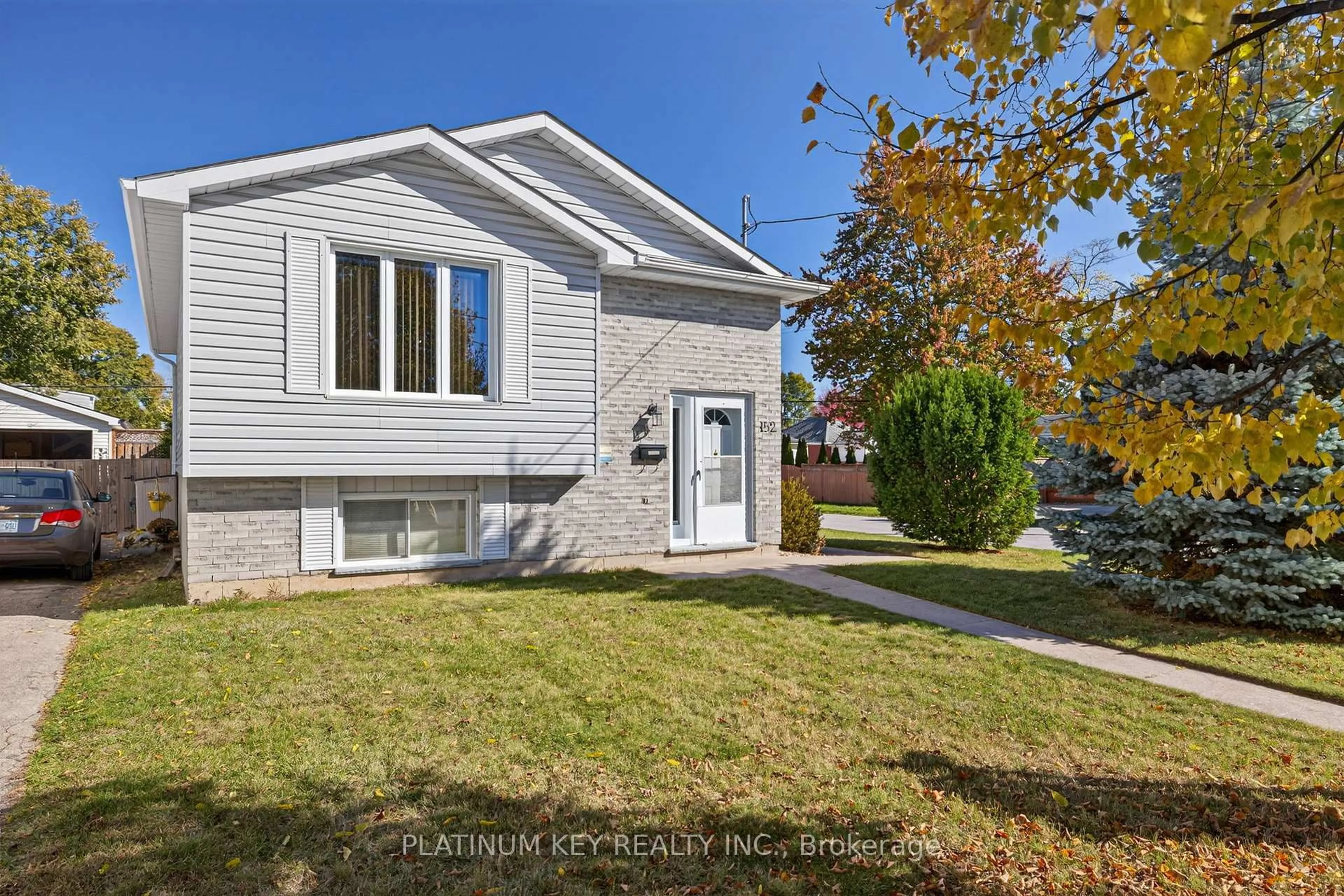 Home with vinyl exterior material, street for 152 Elgin St, London East Ontario N5Z 2T8