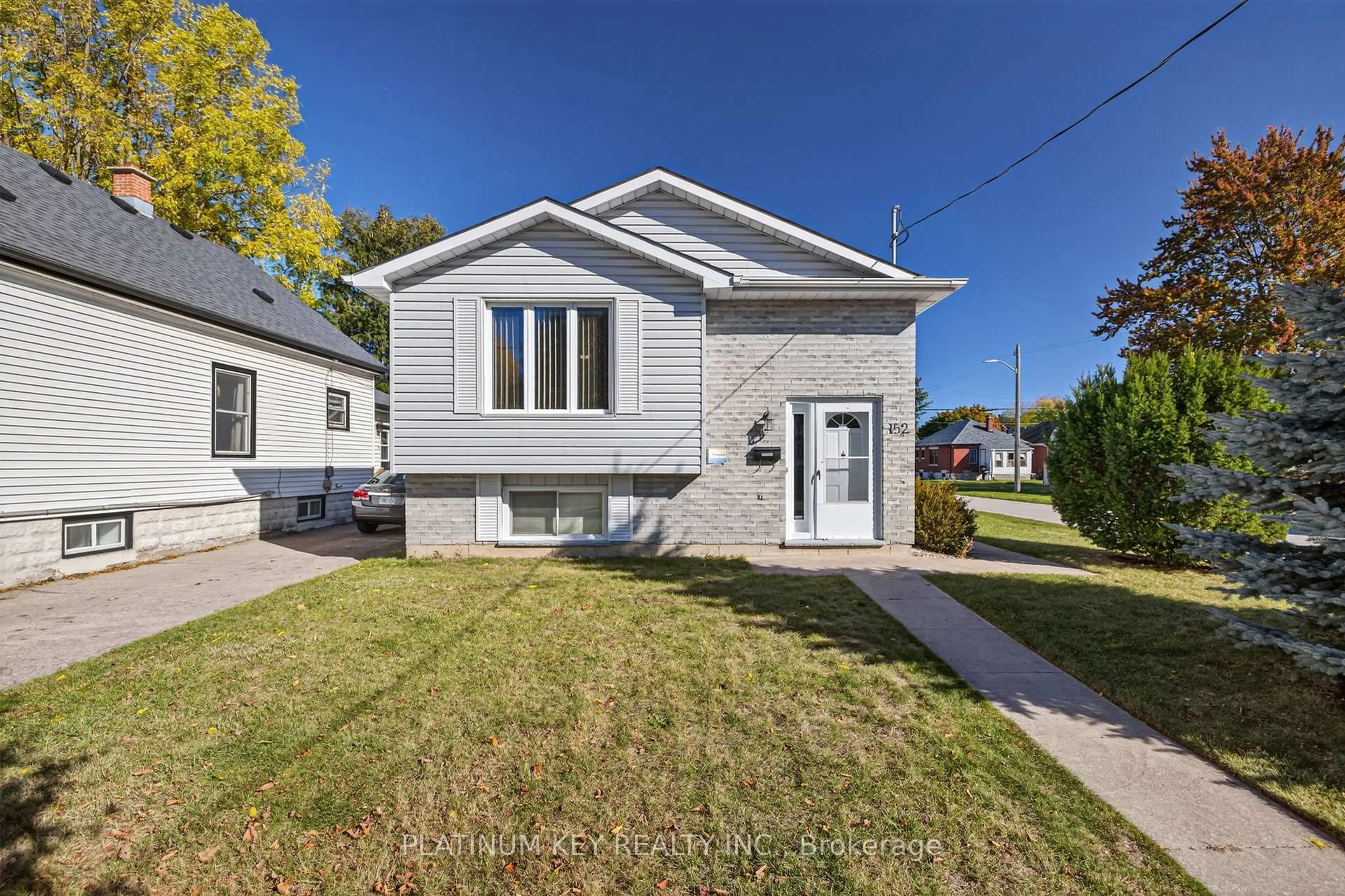 Home with vinyl exterior material, street for 152 Elgin St, London East Ontario N5Z 2T8