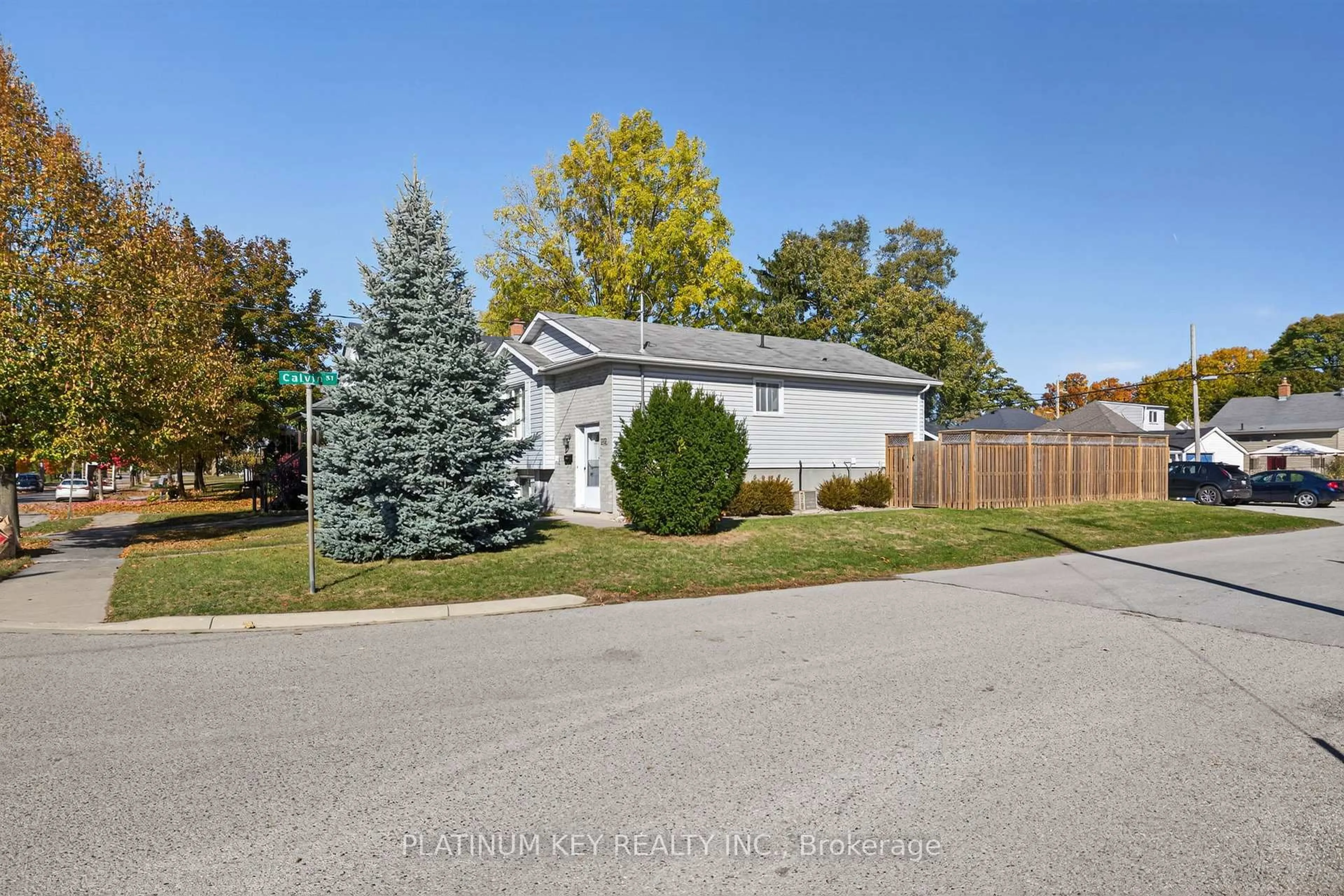 Home with vinyl exterior material, street for 152 Elgin St, London East Ontario N5Z 2T8