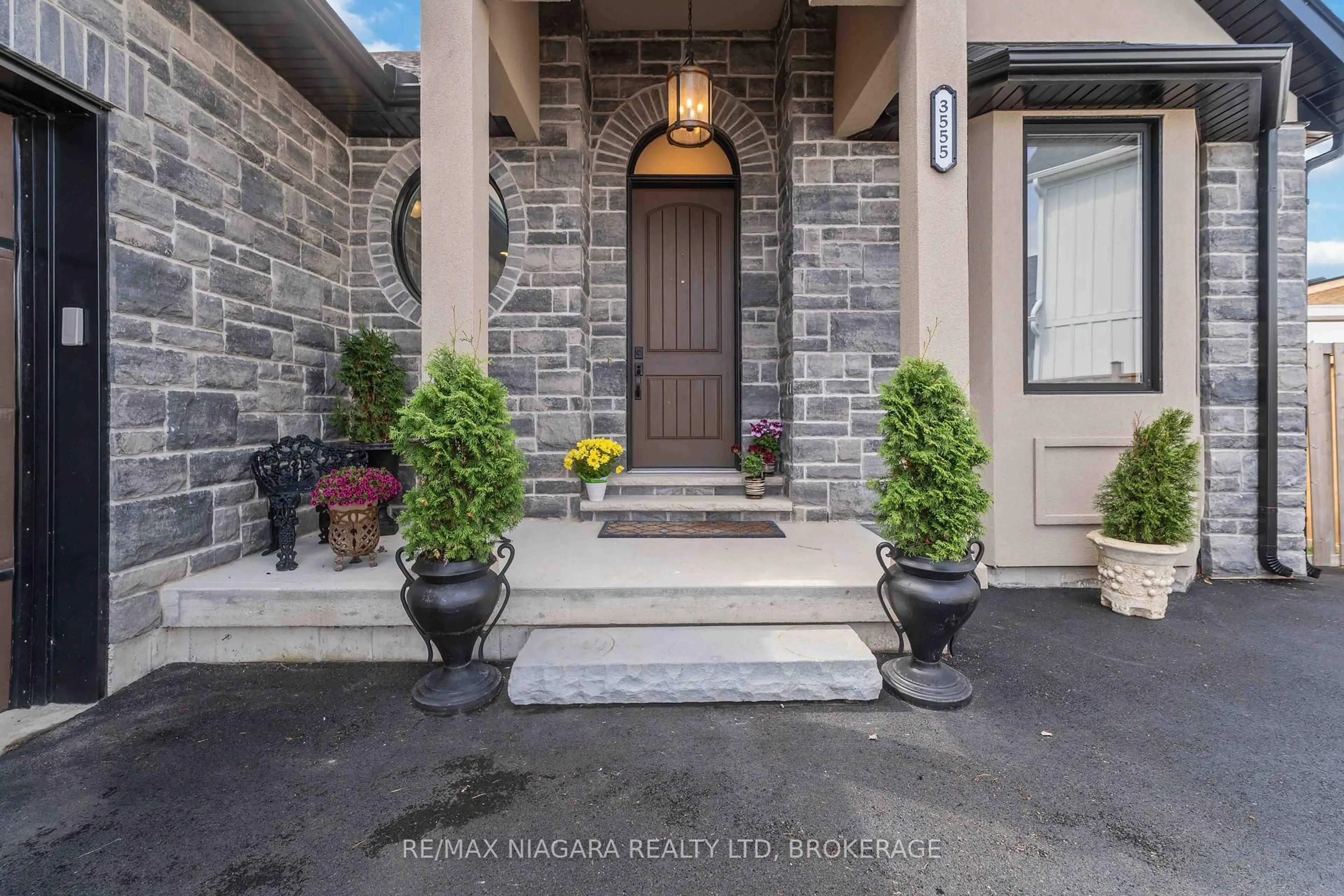 Indoor entryway for 3555 CANFIELD Cres, Fort Erie Ontario L0S 1S0