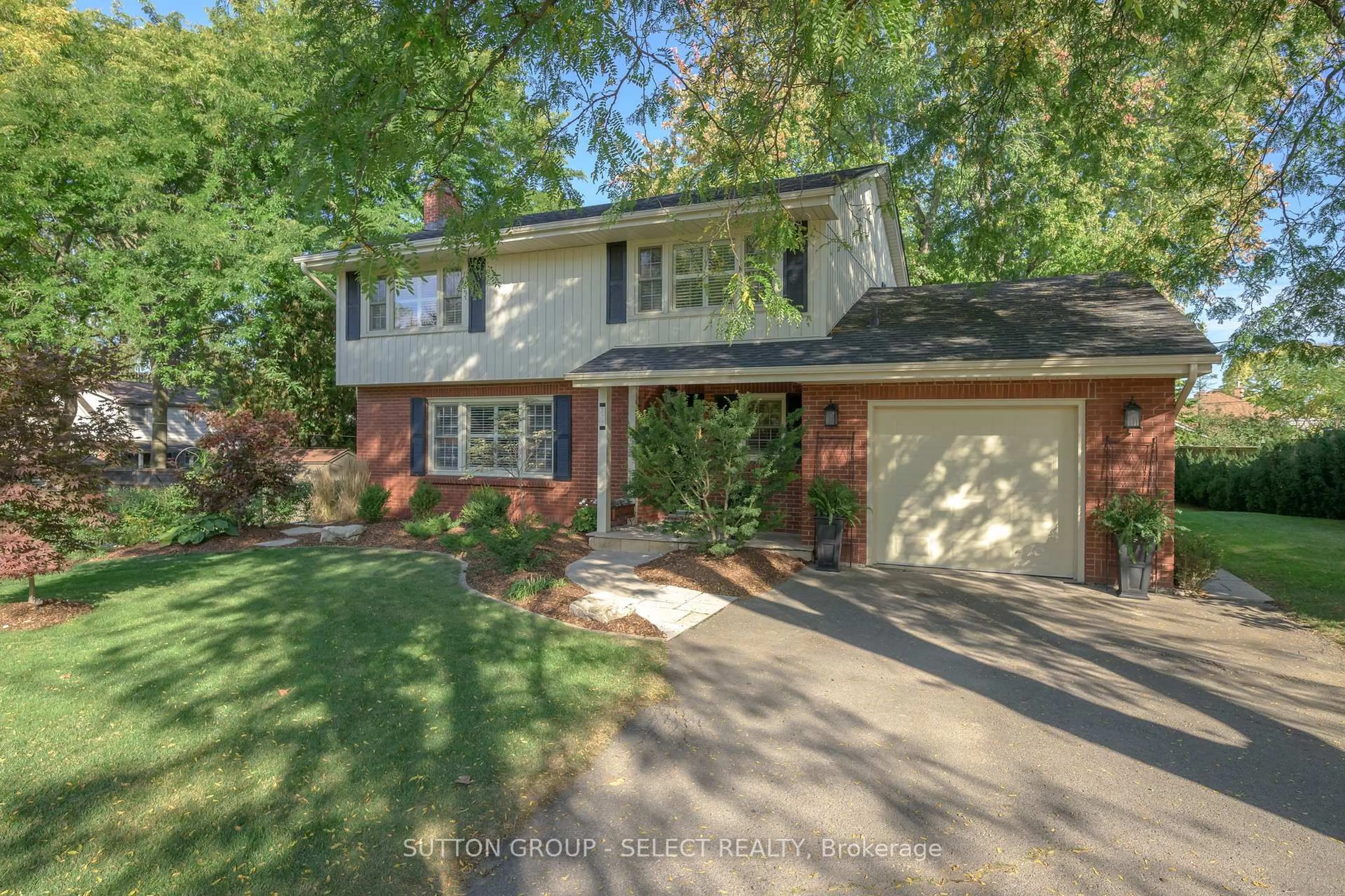Home with brick exterior material, street for 272 Commissioners Rd, London South Ontario N6C 2T2