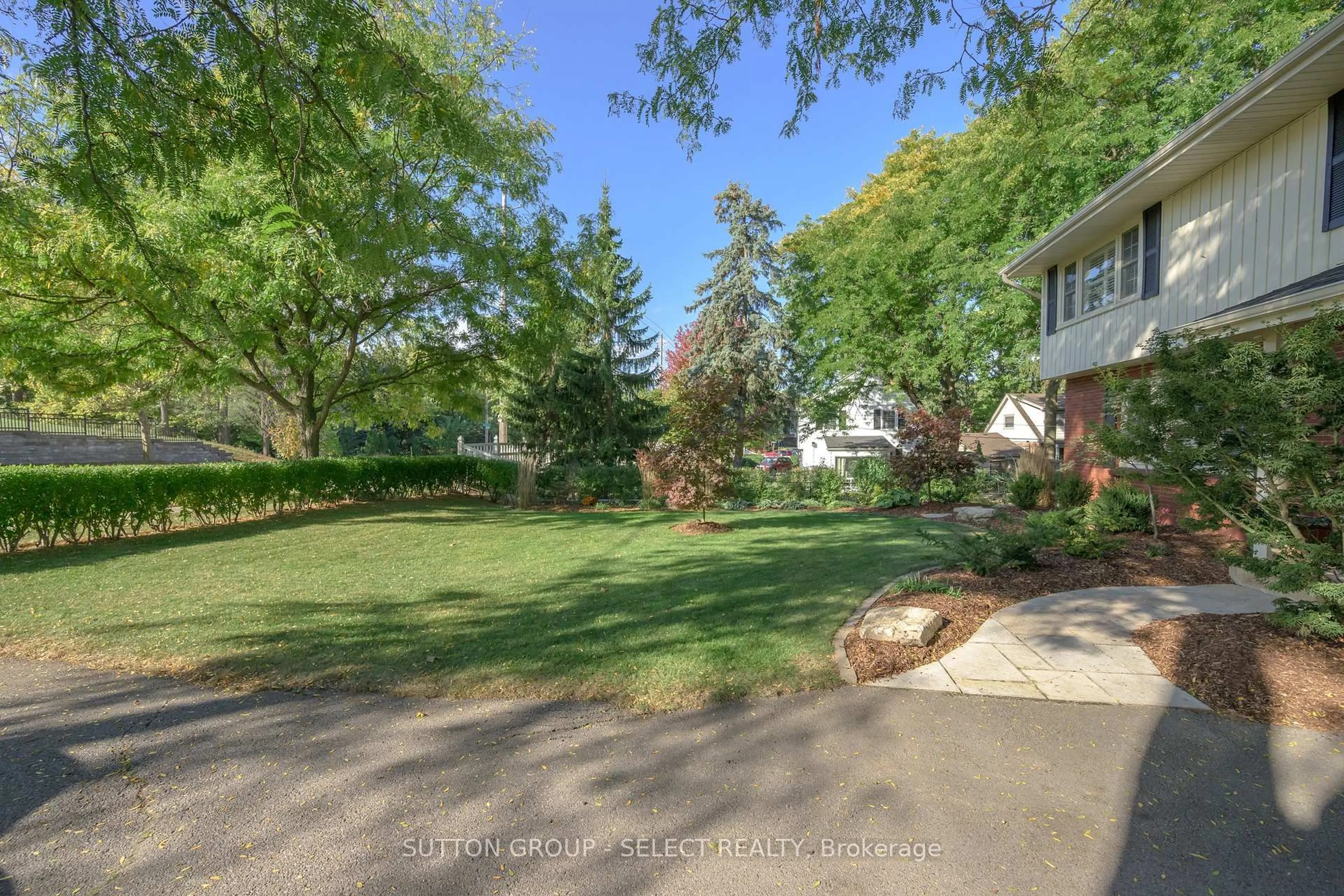A pic from outside/outdoor area/front of a property/back of a property/a pic from drone, street for 272 Commissioners Rd, London South Ontario N6C 2T2