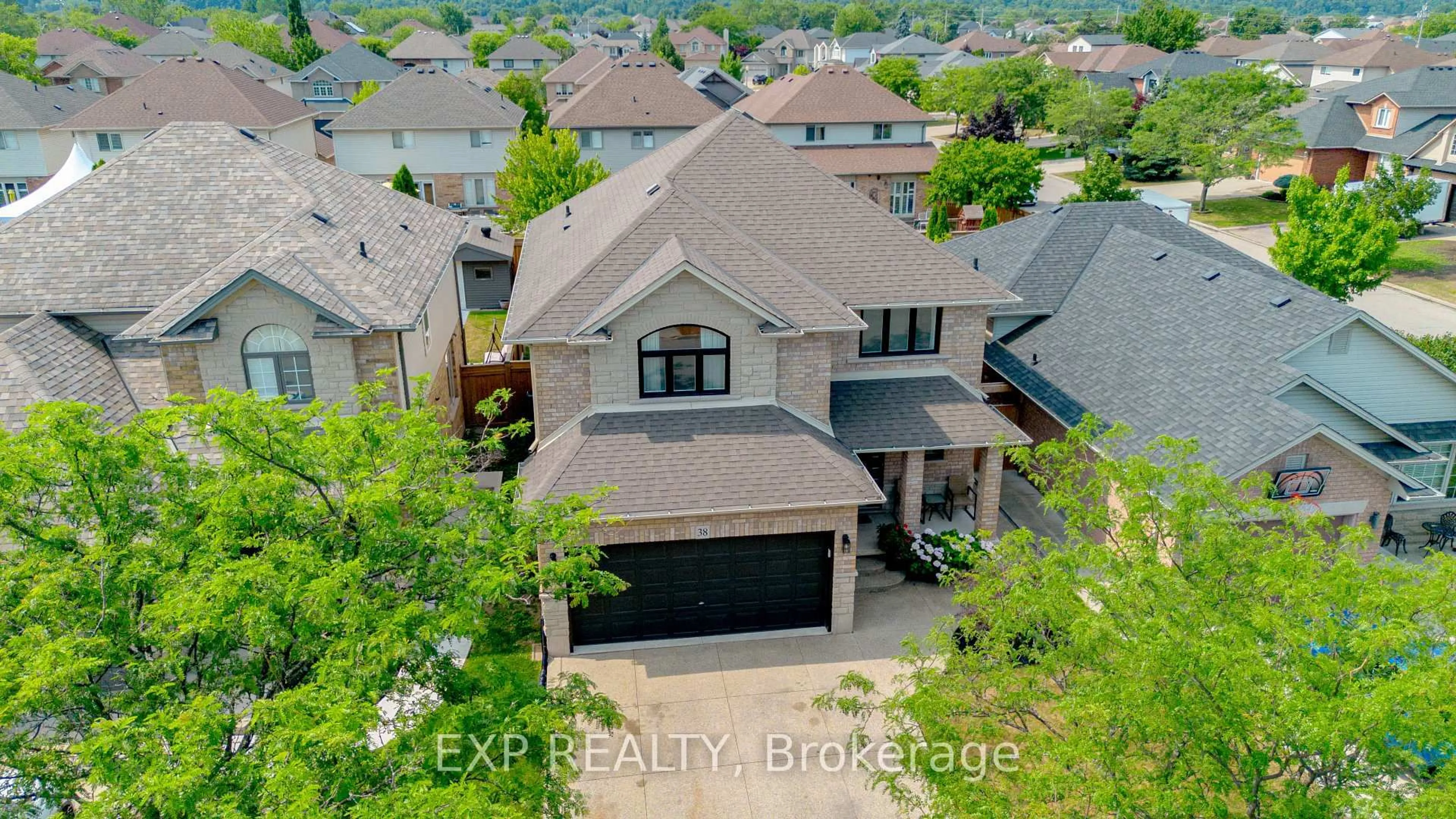 A pic from outside/outdoor area/front of a property/back of a property/a pic from drone, street for 38 Sonoma Lane, Hamilton Ontario L8E 6B5