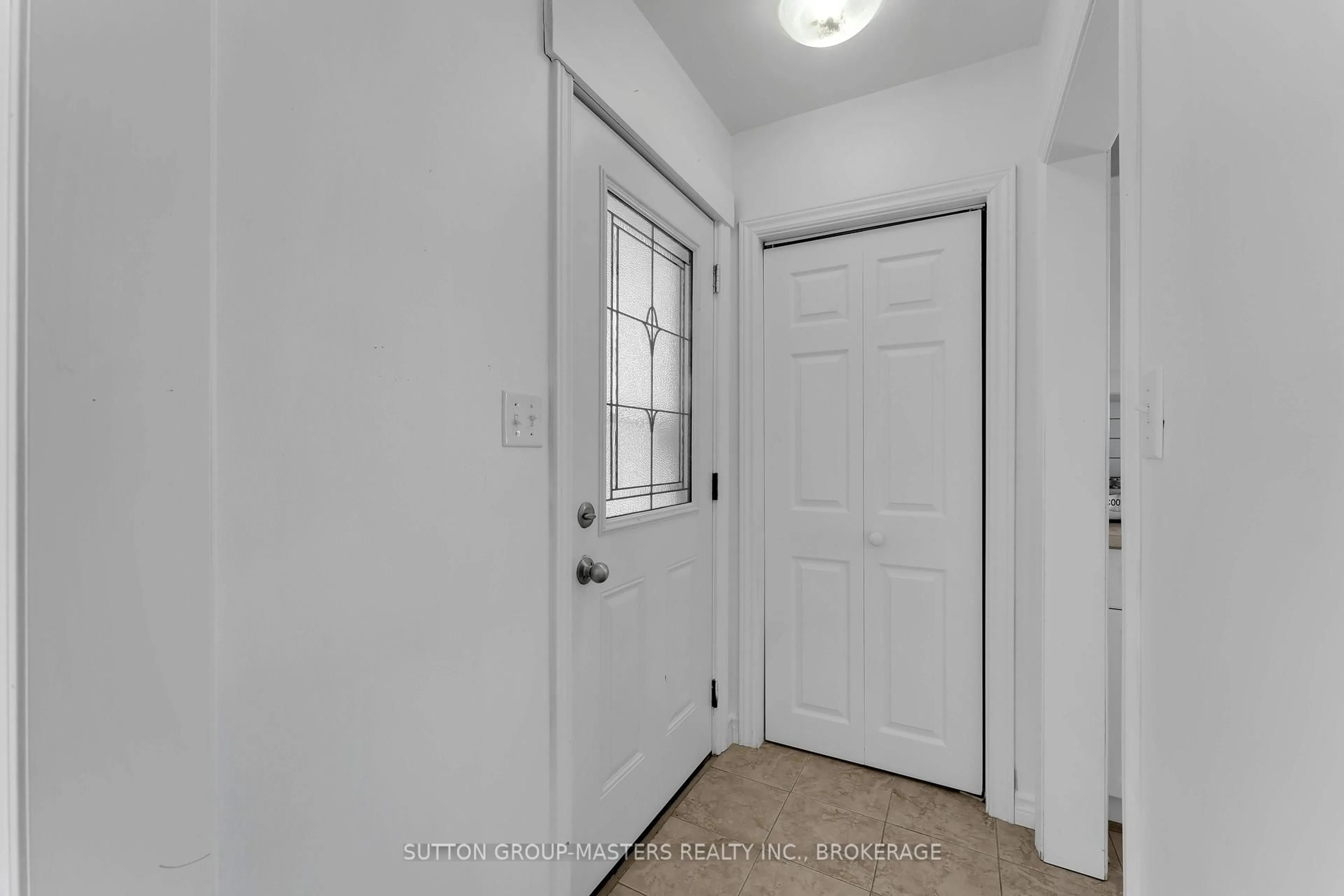 Indoor entryway for 40 Crescent Dr, Kingston Ontario K7M 4J5