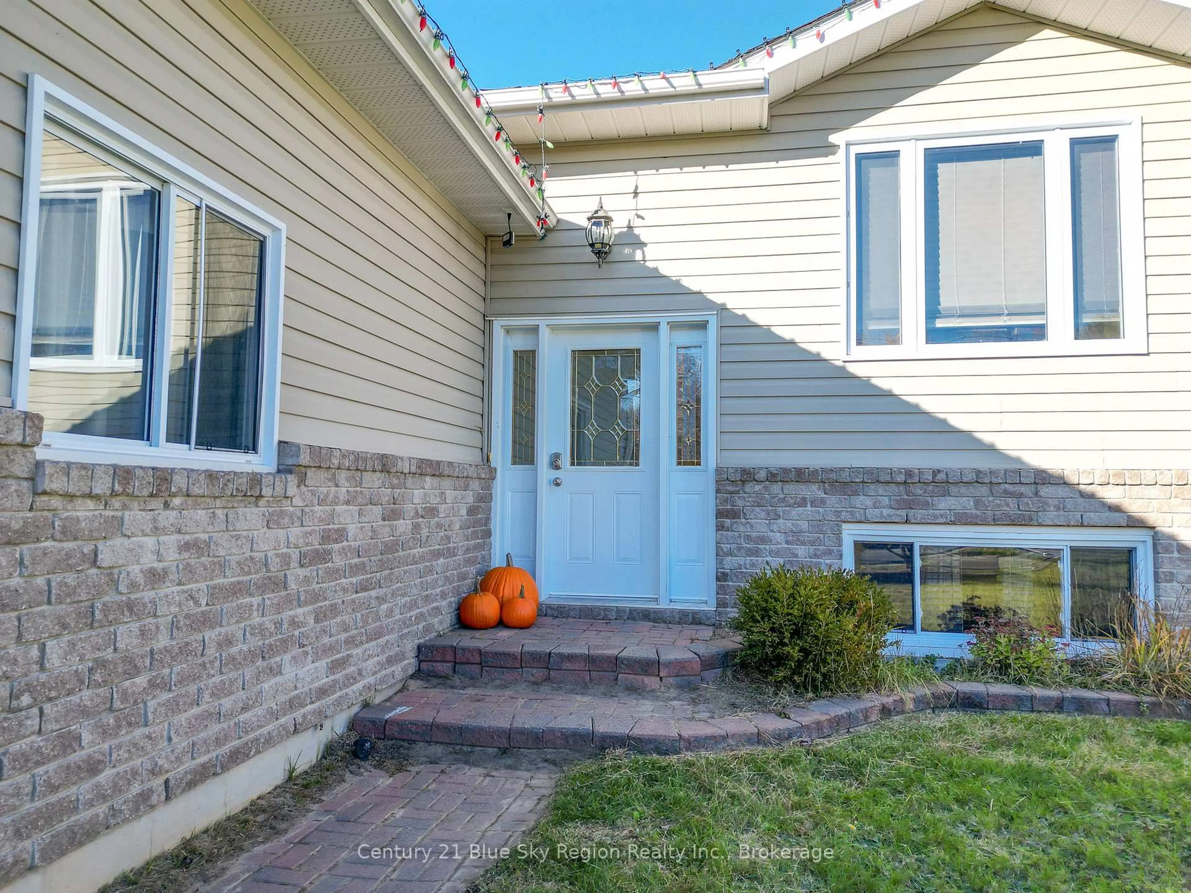 Home with vinyl exterior material, street for 557 Demers St, West Nipissing Ontario P2B 0A1