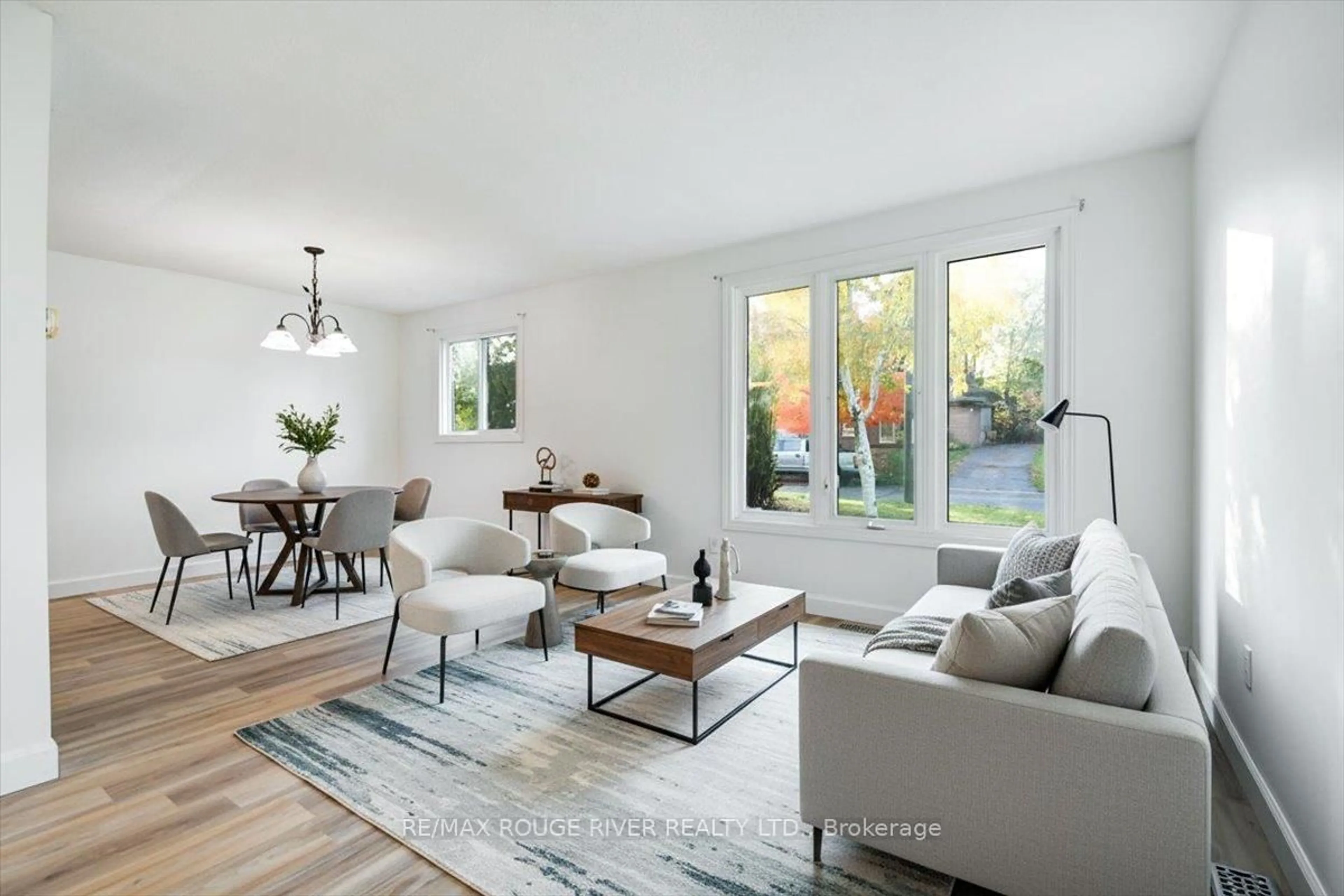 Living room with furniture, unknown for 920 Rochelle Crt, Peterborough Ontario K9J 1J7