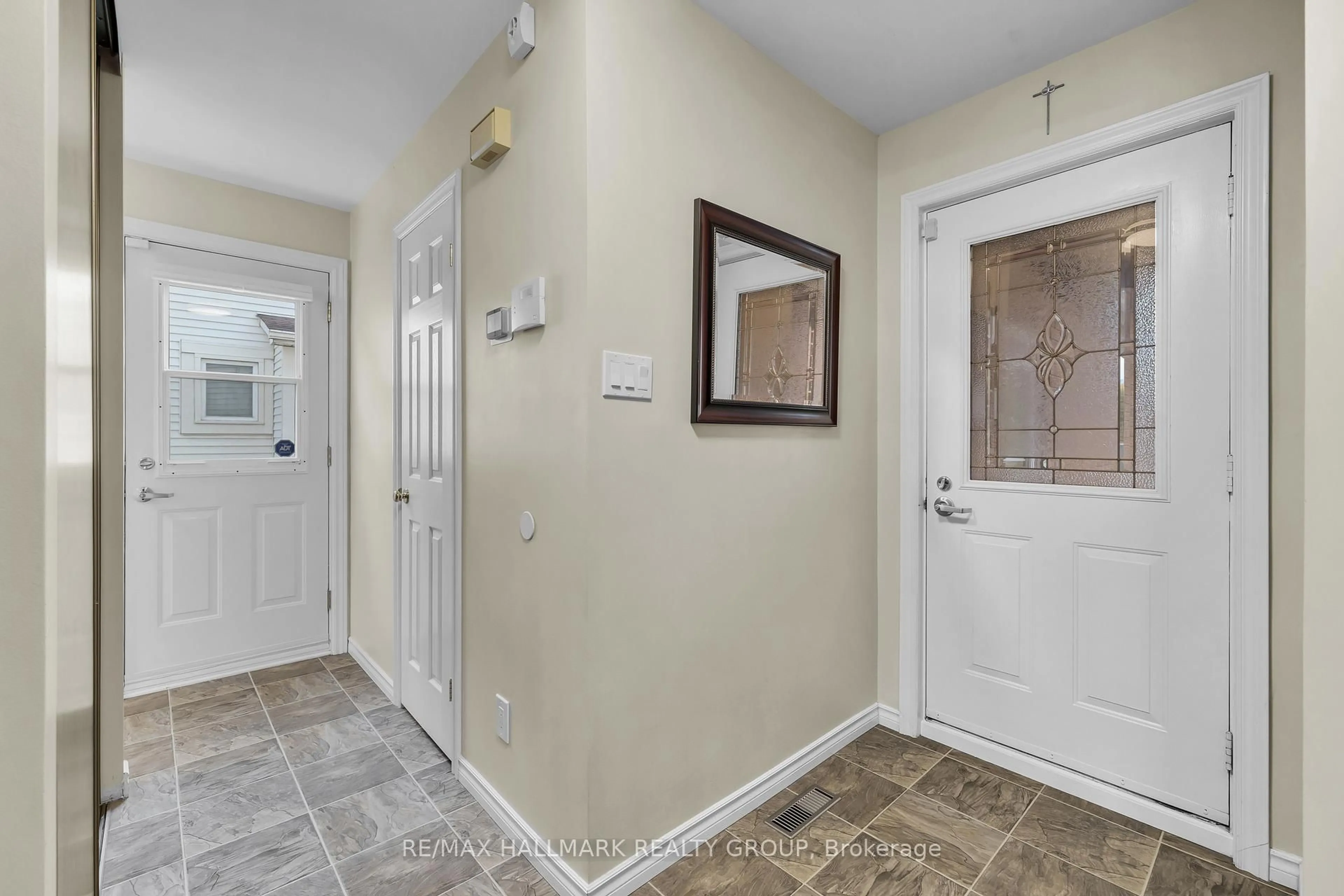 Indoor entryway for 336 McEachern Cres, Ottawa Ontario K1E 3P5