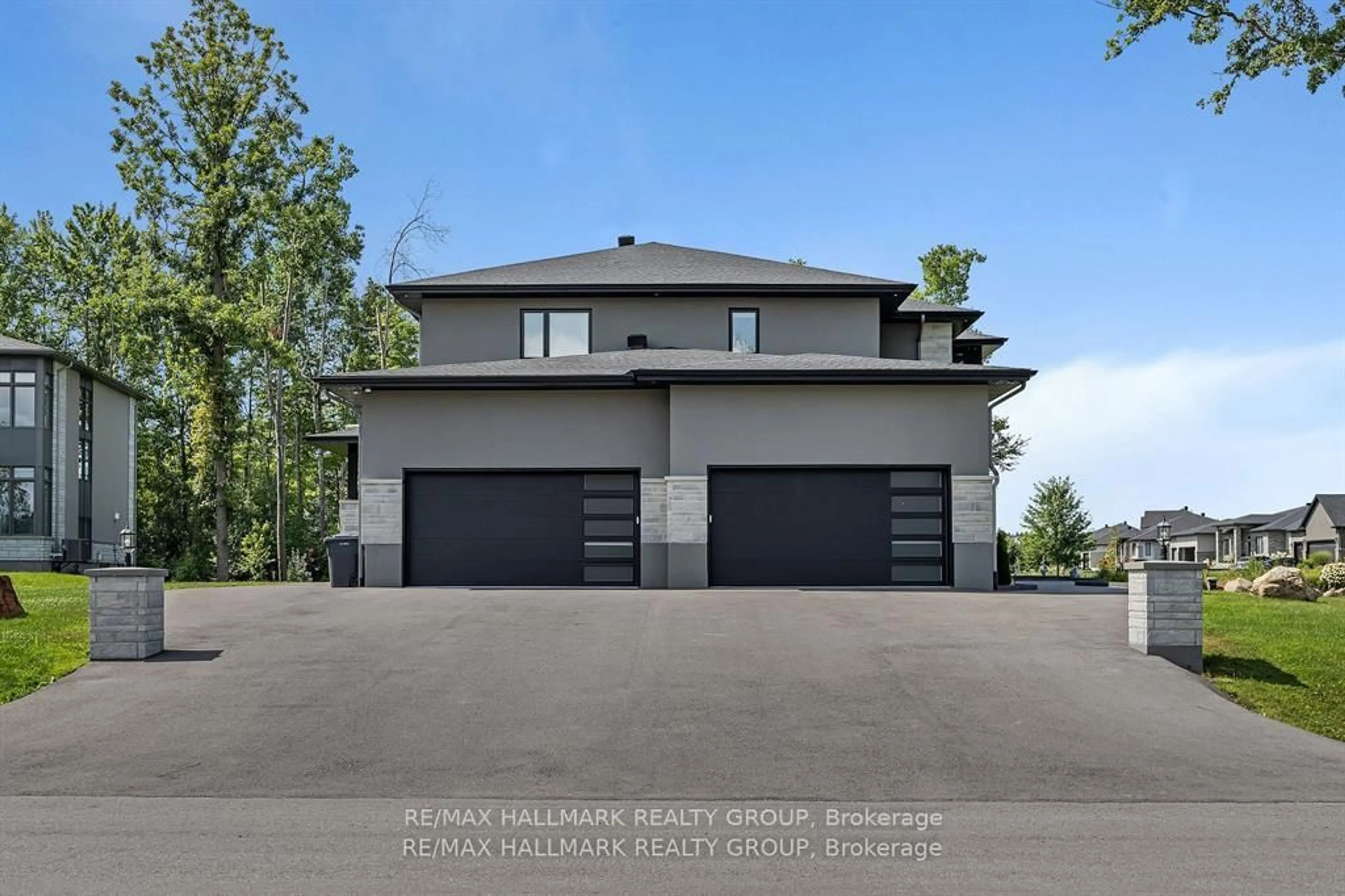 Indoor garage for 595 Shoreway Dr, Greely Ontario K4P 0G3