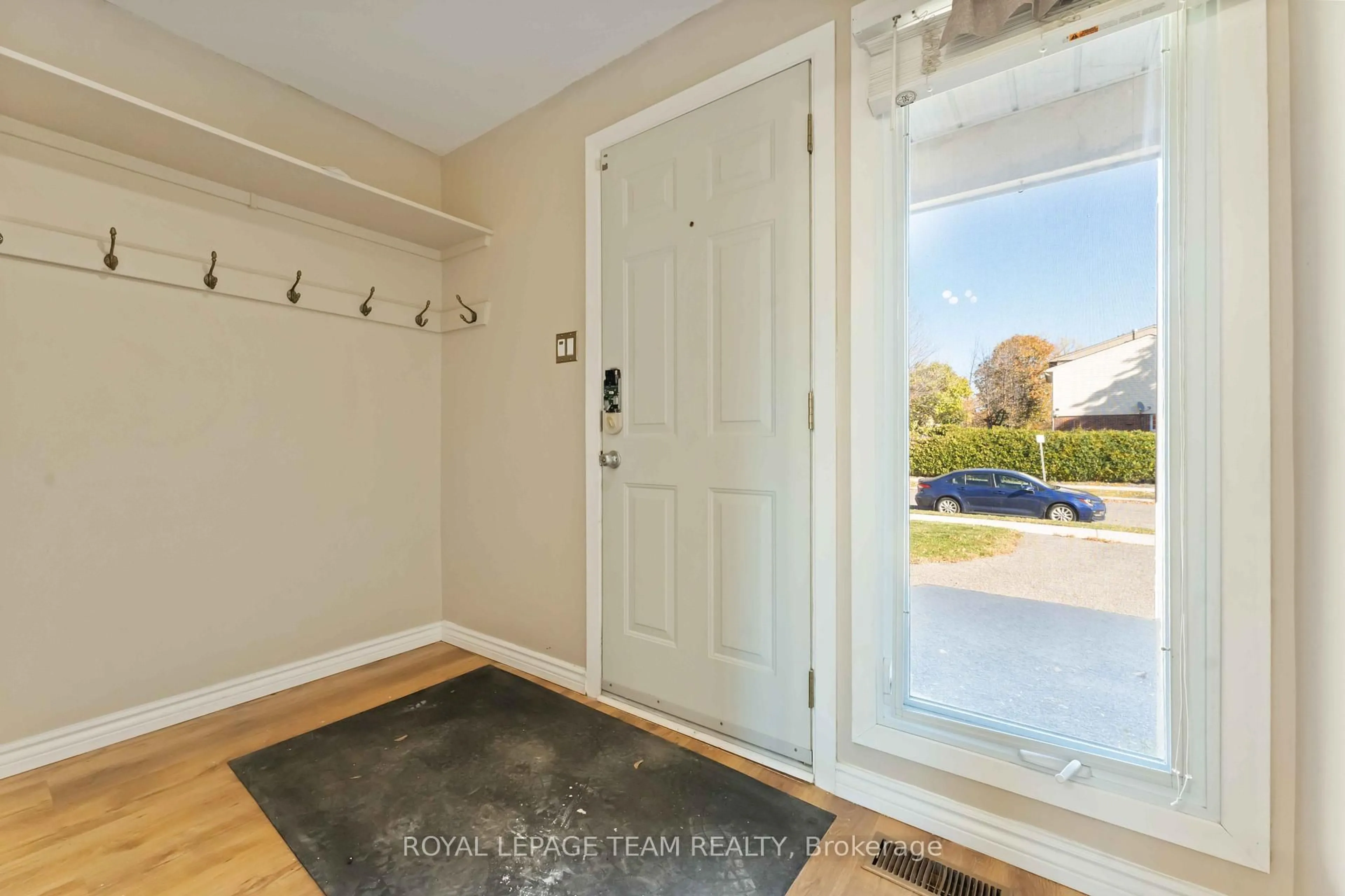 Indoor entryway for 1094 Alenmede Cres, Ottawa Ontario K2B 8H3