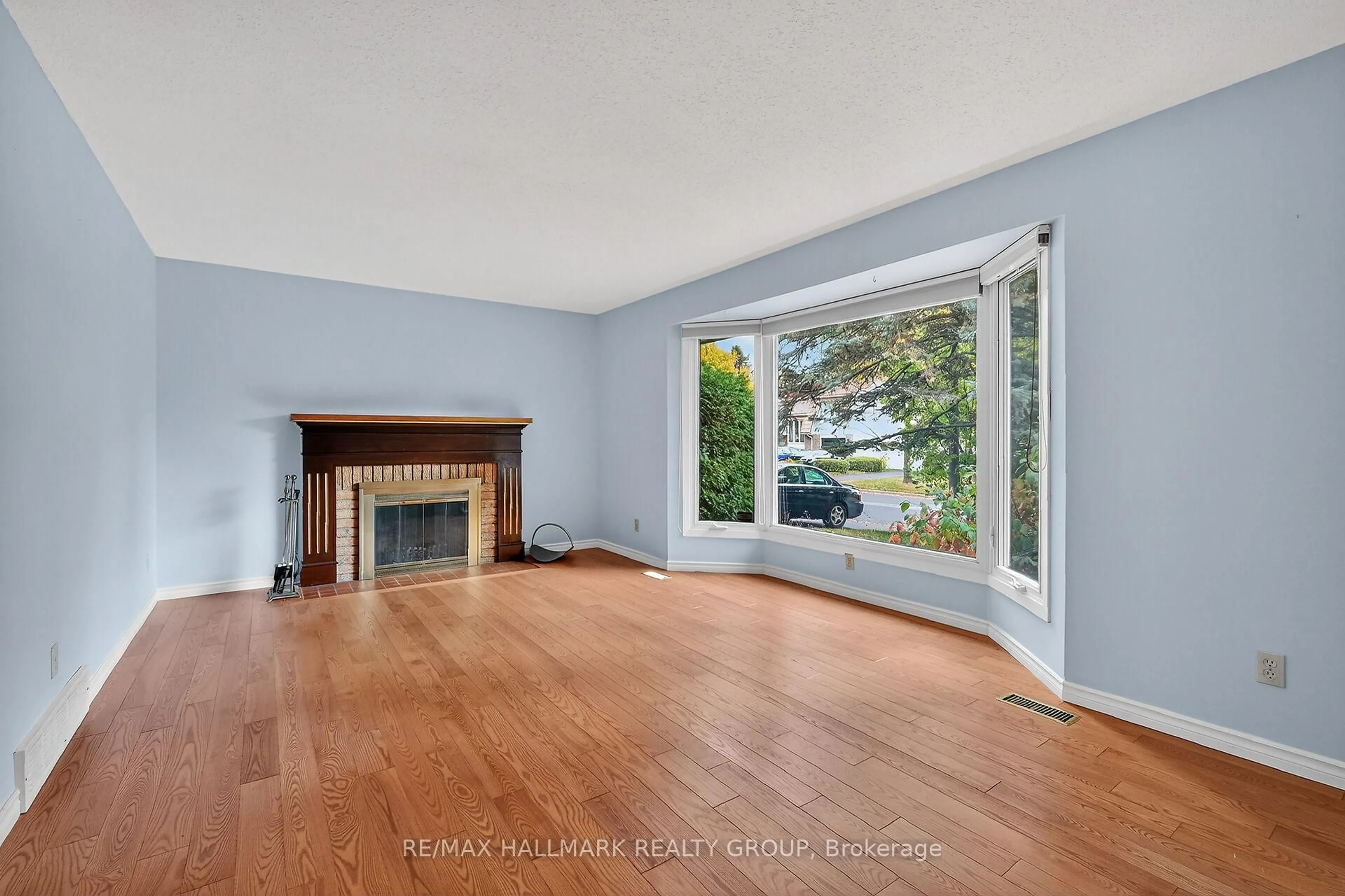 A pic of a room for 1415 Plumber Ave, Ottawa Ontario K1K 4B2