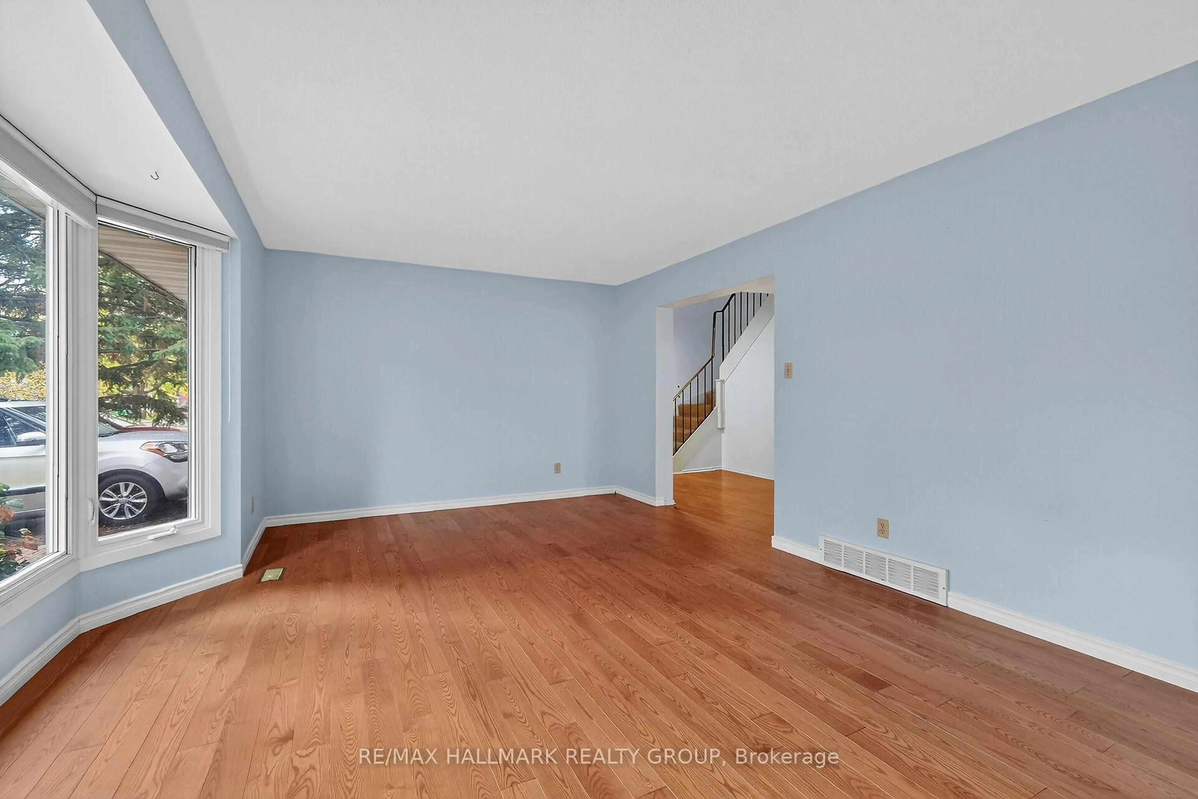 A pic of a room for 1415 Plumber Ave, Ottawa Ontario K1K 4B2