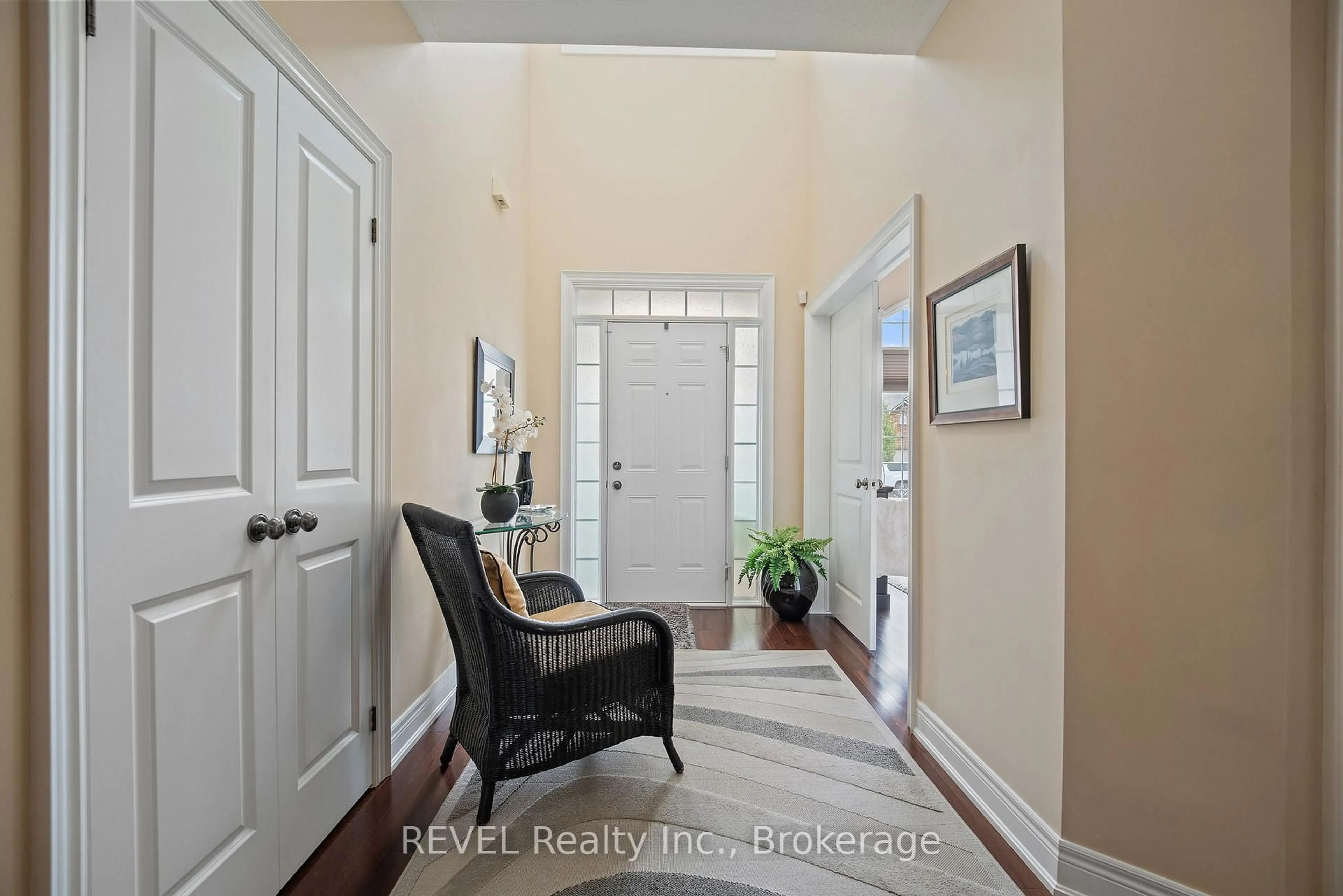 Indoor entryway for 404 Jordyn Dr, Fort Erie Ontario L2A 6T6