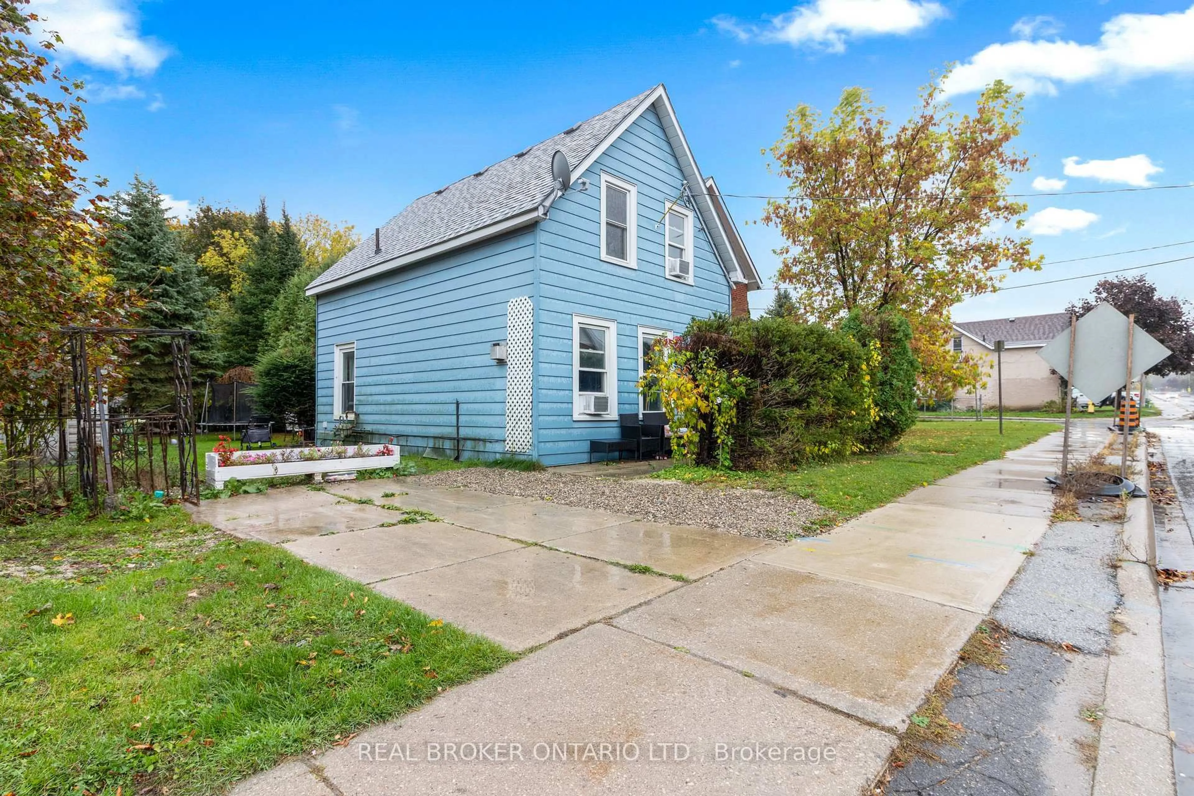 A pic from outside/outdoor area/front of a property/back of a property/a pic from drone, street for 1323 2nd Ave, Owen Sound Ontario N4K 4N5