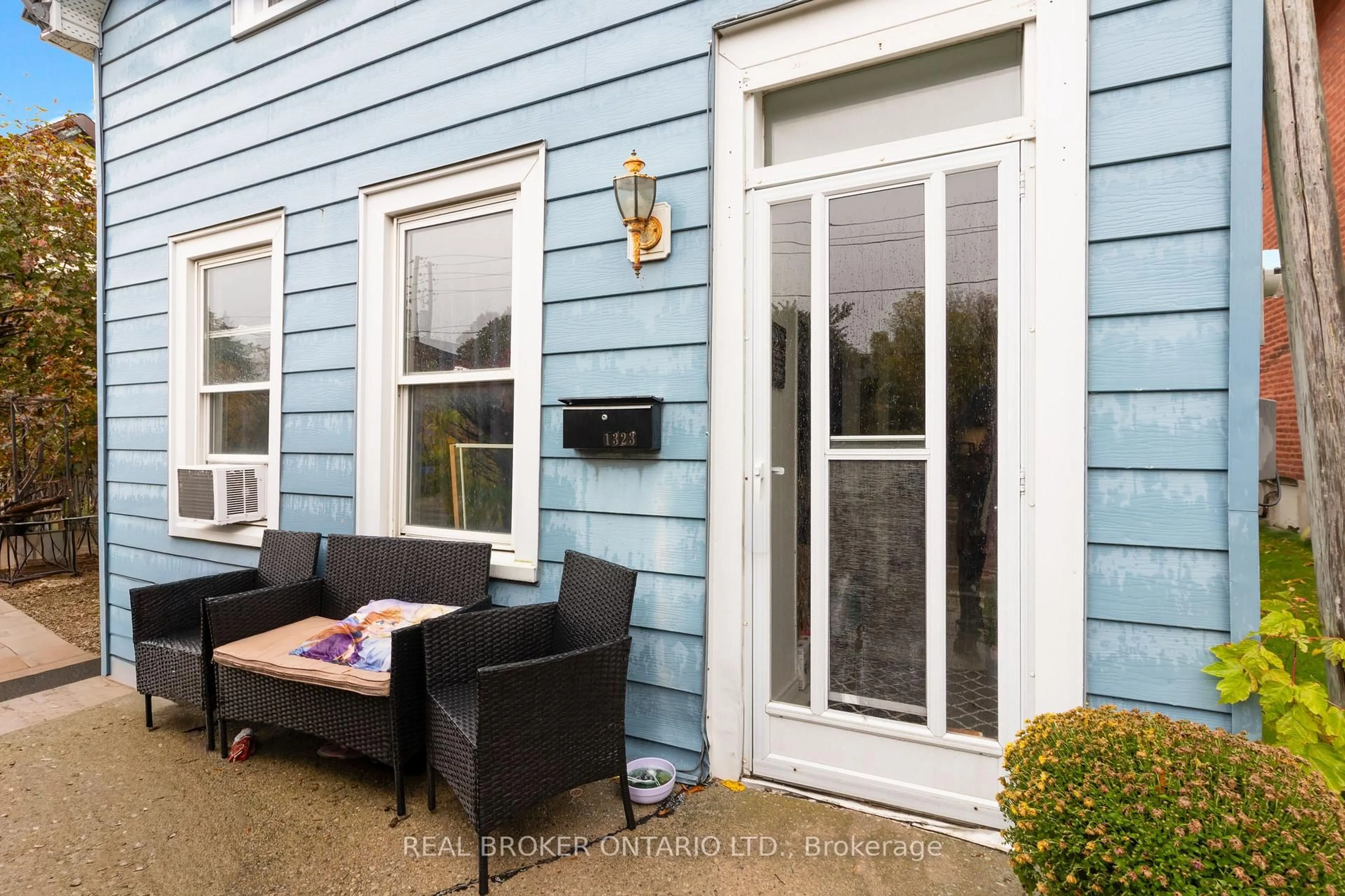 Home with vinyl exterior material, street for 1323 2nd Ave, Owen Sound Ontario N4K 4N5