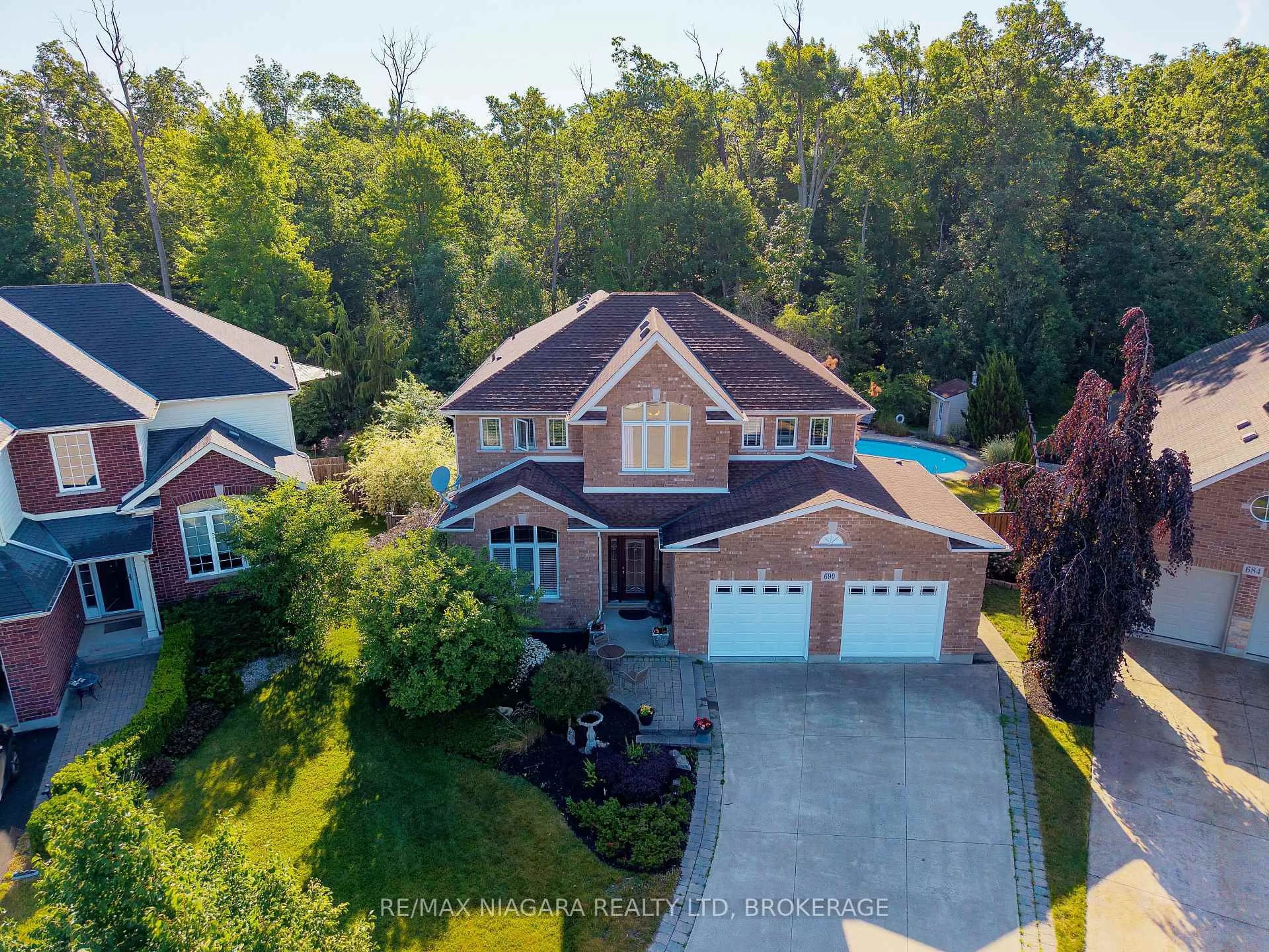 A pic from outside/outdoor area/front of a property/back of a property/a pic from drone, street for 690 Brian St, Fort Erie Ontario L2A 6W2