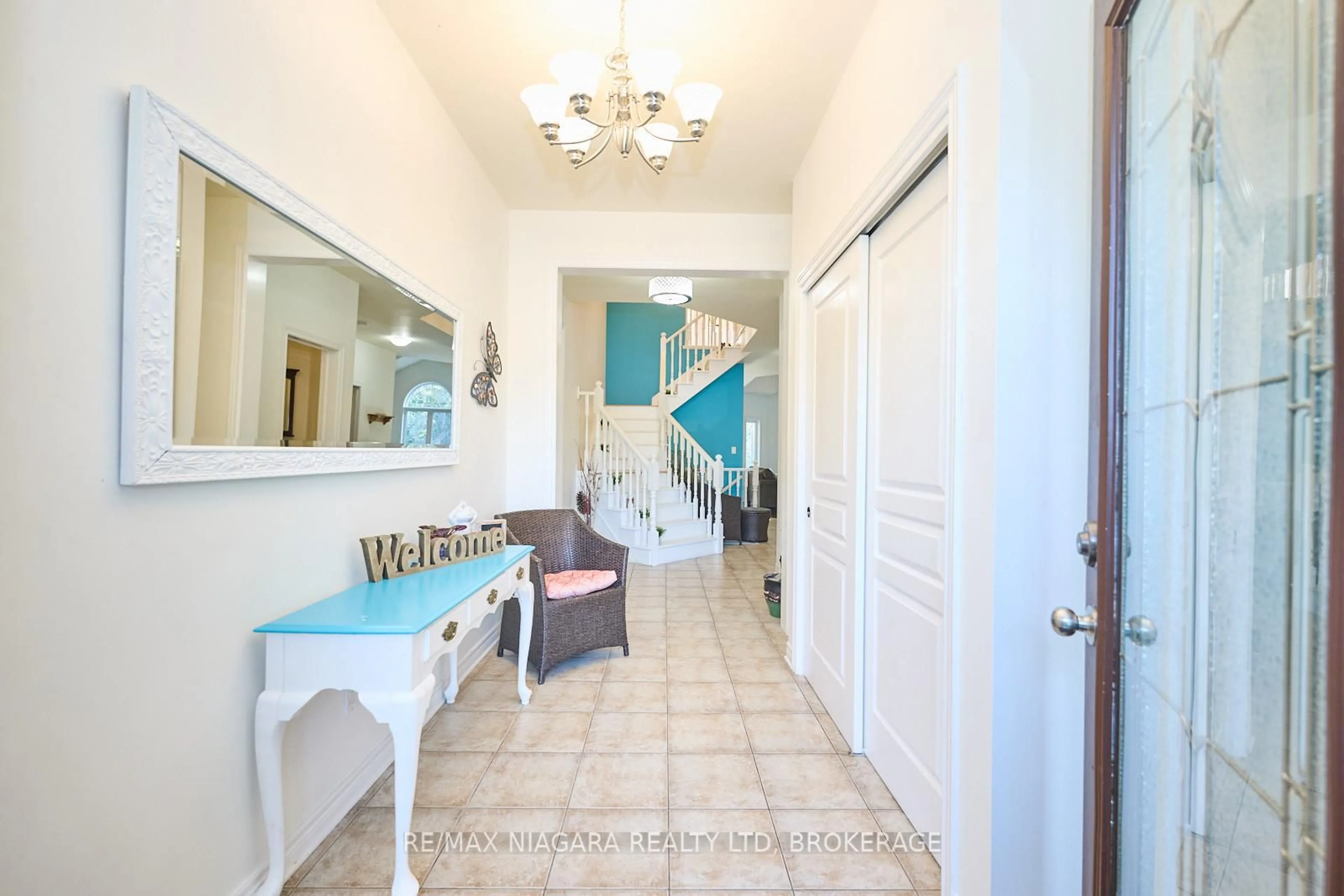 Indoor entryway for 690 Brian St, Fort Erie Ontario L2A 6W2