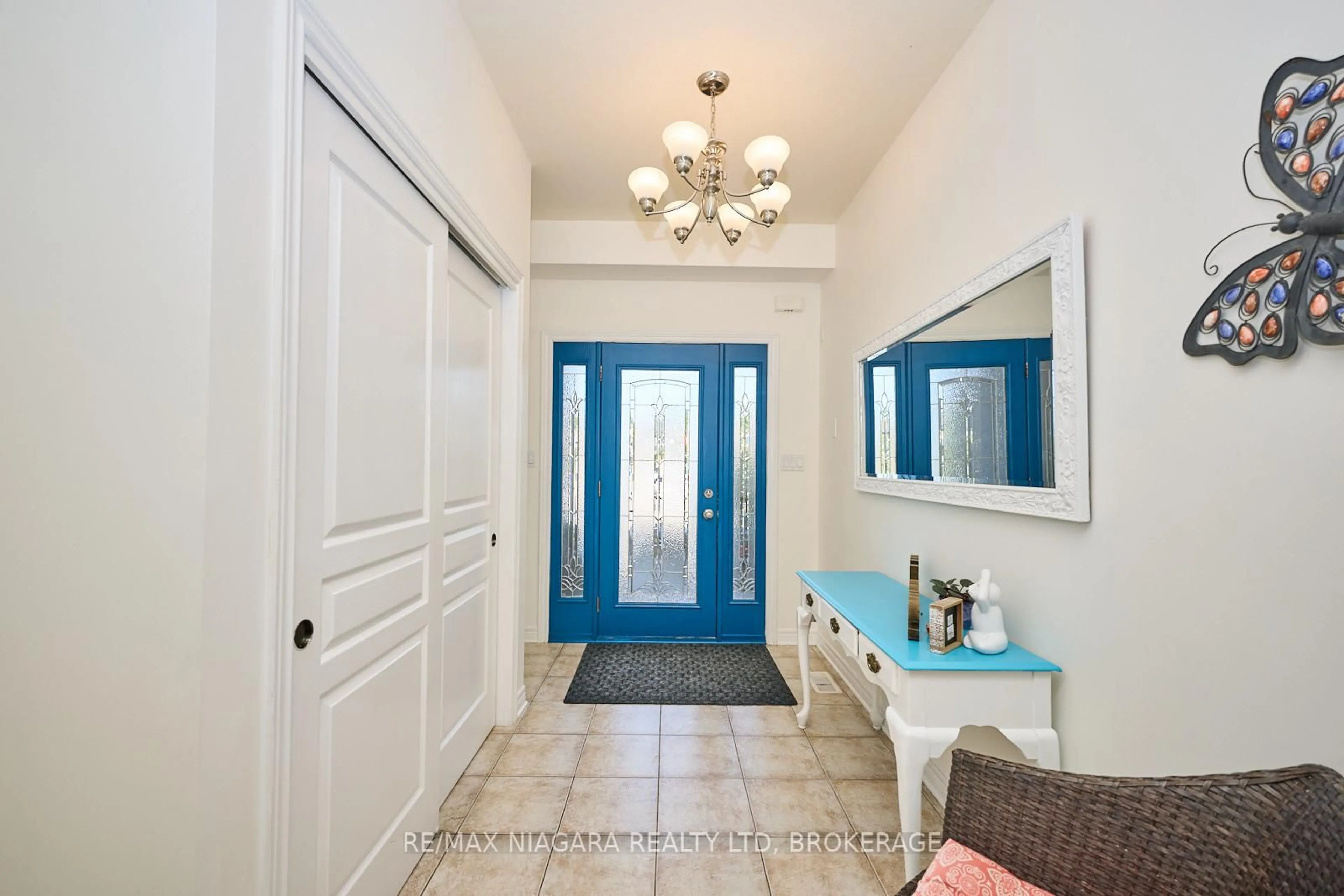 Indoor entryway for 690 Brian St, Fort Erie Ontario L2A 6W2