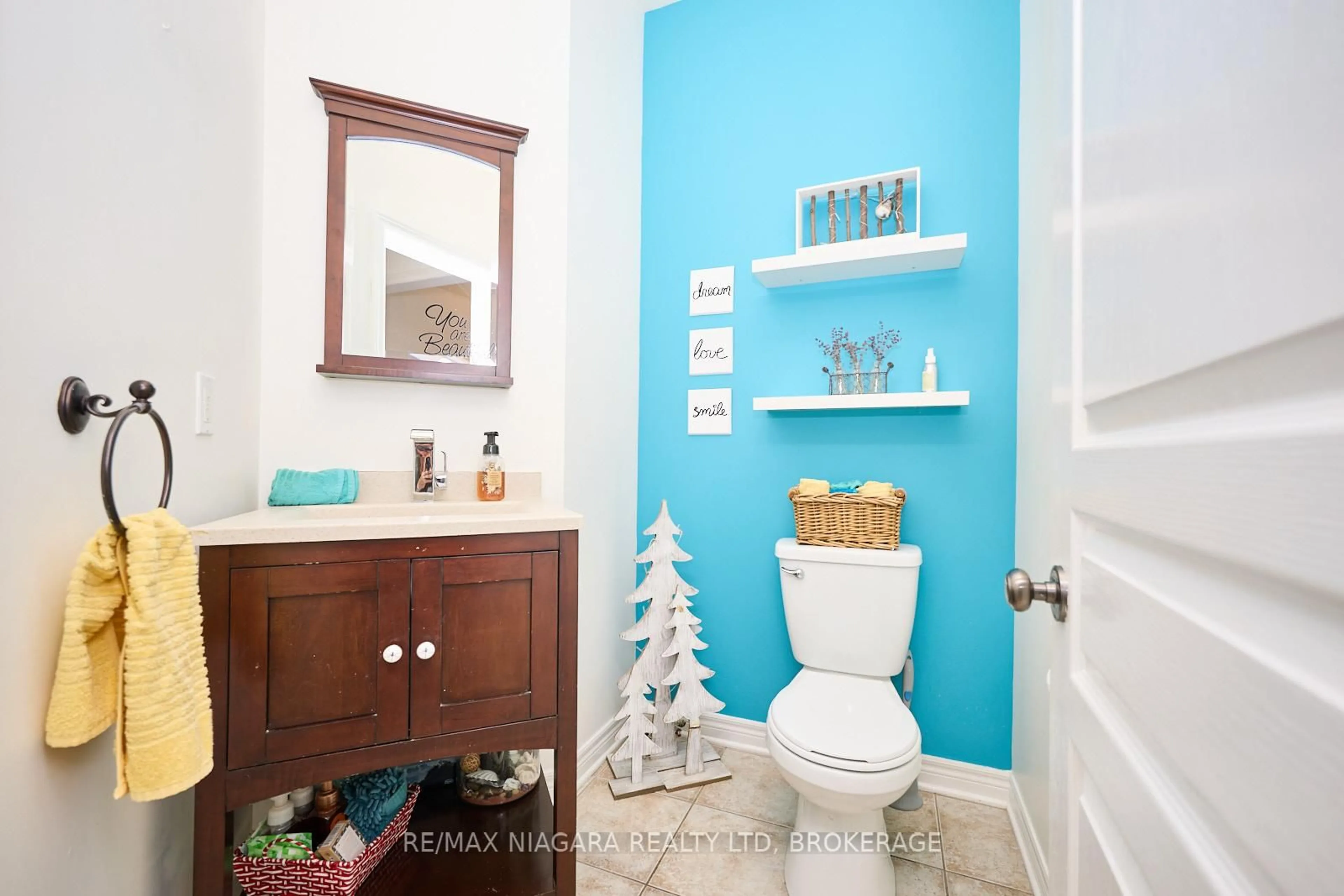 Contemporary bathroom, ceramic/tile floor for 690 Brian St, Fort Erie Ontario L2A 6W2