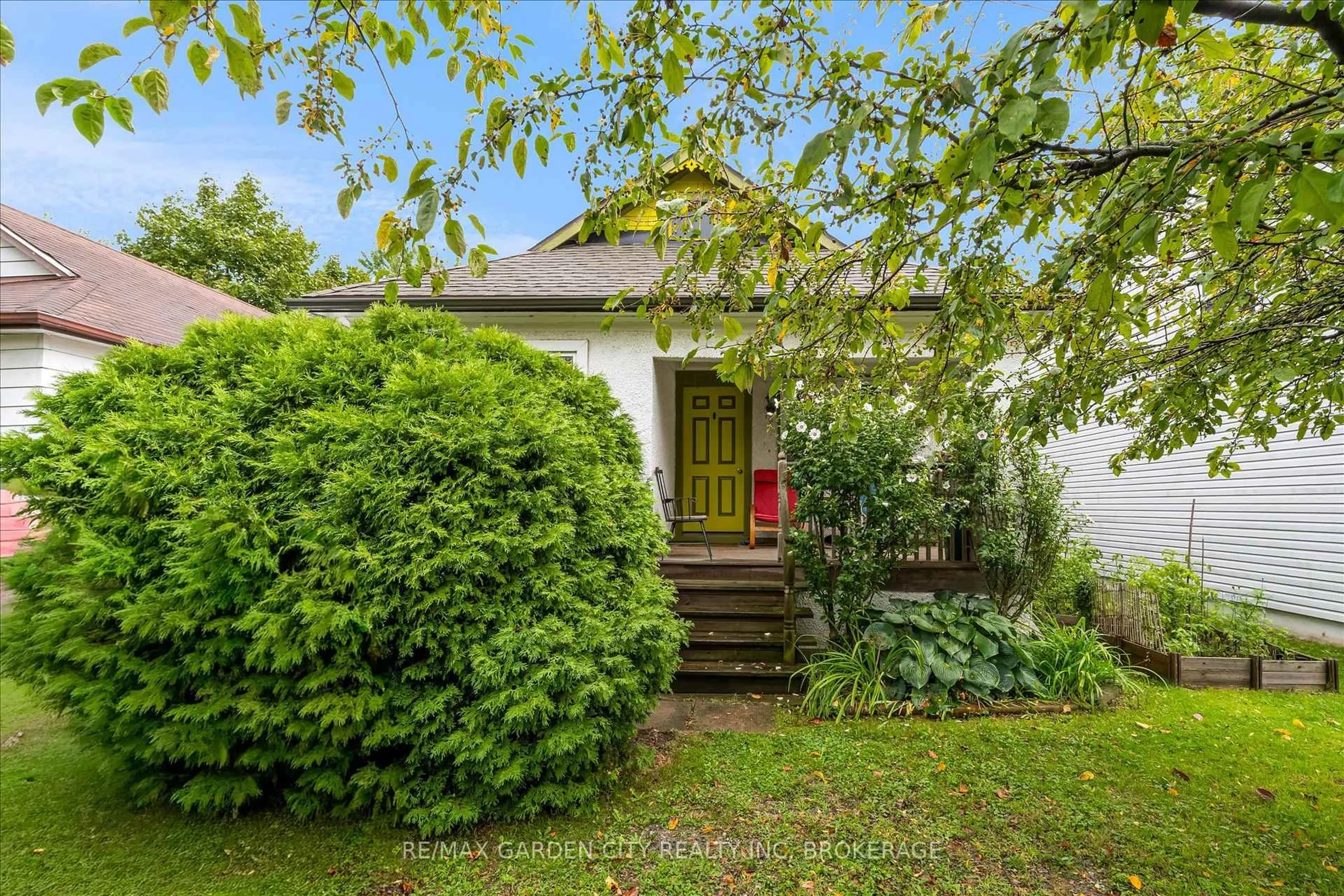 A pic from outside/outdoor area/front of a property/back of a property/a pic from drone, street for 16 Ida St, St. Catharines Ontario L2R 3X4