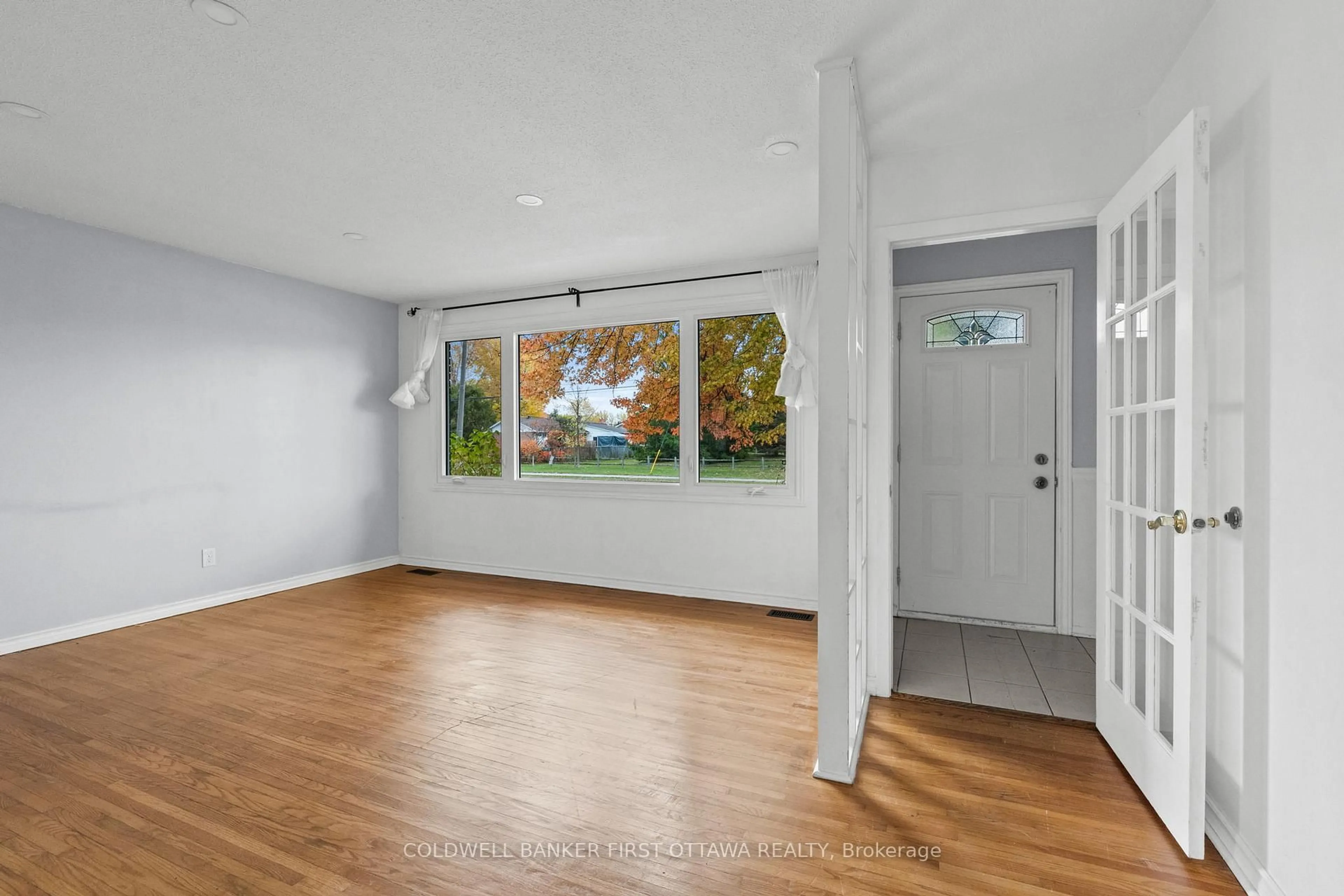 Indoor entryway for 173 Knoxdale Rd, Ottawa Ontario K2G 1B1